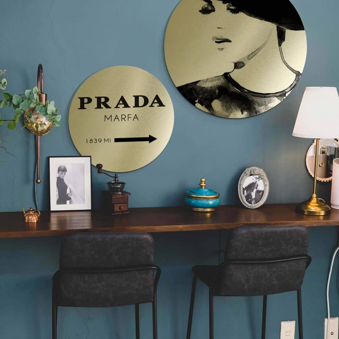 K&L Wall Art Gemälde Metallposter Prada Marfa Fashion Kunstdruck Gold Schwarz 2er Set, Metalloptik mehrteiliges Wandbild