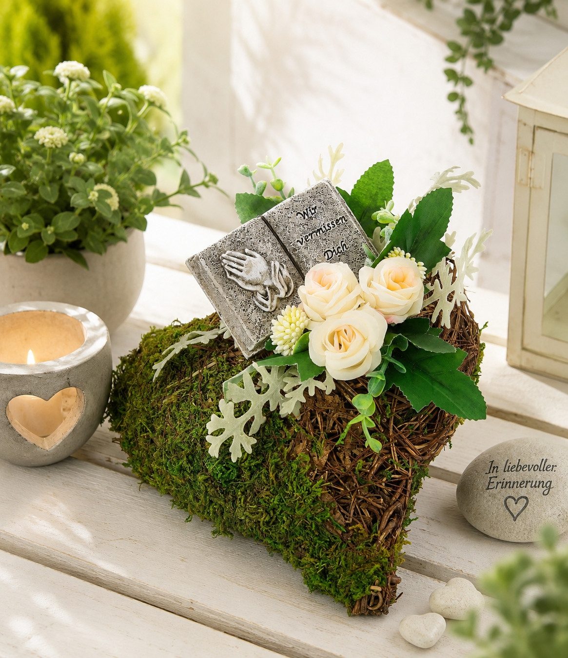 Kunstblume Gesteck mit Rosen und Gedenkbuch auf Herz-Pflanzschale, OTTO home, Höhe 11 cm, Dekoratives Herzgesteck mit Buchfigur und cremefarbenen Rosen