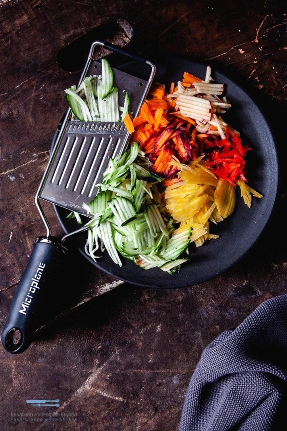 Microplane Küchenreibe Juliennehobel GOURMET, L 31,5 cm, mit Gummifuß, Edelstahl, Gummi, Kunststoff, spülmaschinenfest, für lange, dünne Streifen