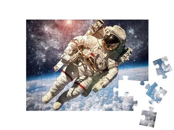 puzzleYOU Puzzle Astronaut im Weltraum vor dem Planeten Erde, 48 Puzzleteile, puzzleYOU-Kollektionen