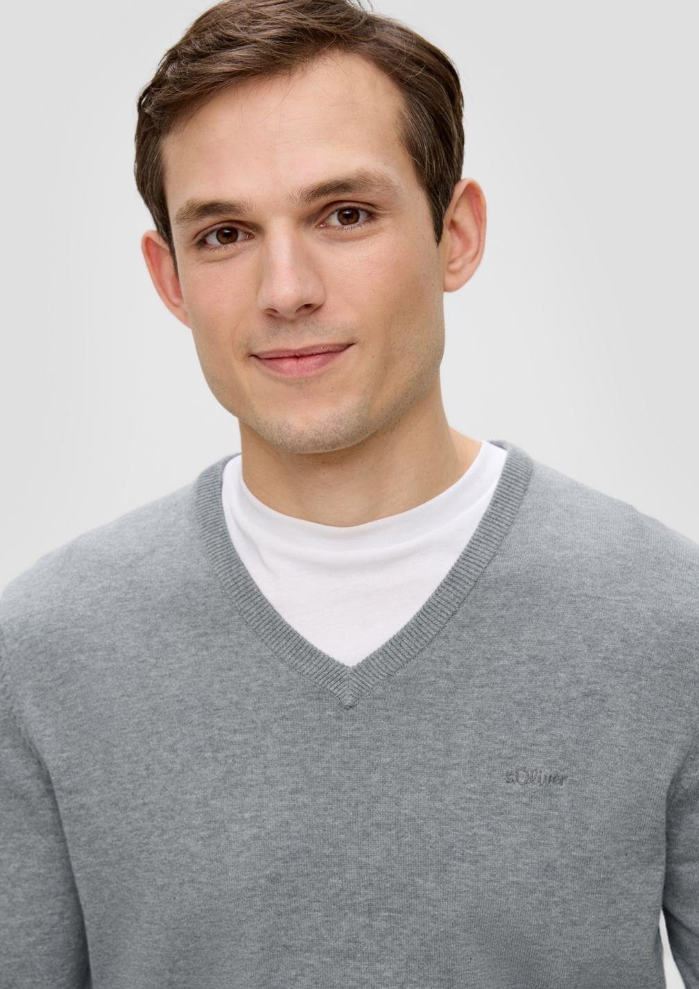 s.Oliver V-Ausschnitt-Pullover Casual (1-tlg) mit V-Ausschnitt und Logo-Stickerei, Feinstrick