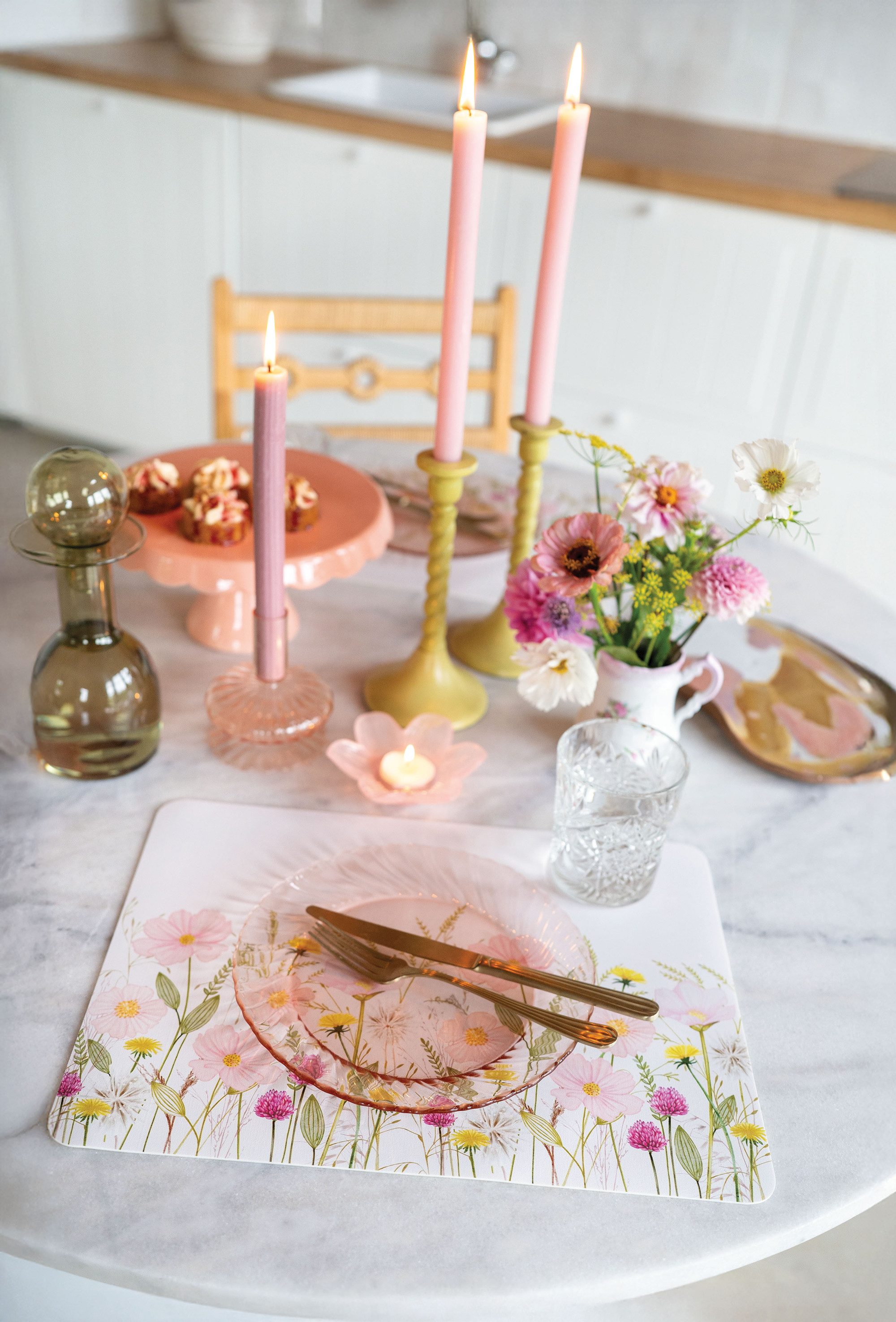 Ambiente® Tischläufer Pastel flowers (1-tlg, 1-teilig), quadratische Tischdecke Mitteldecke ca.90x90cm Baumwolle