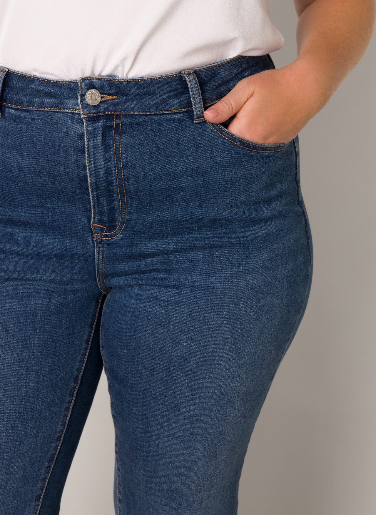 Base Level Curvy Slim-fit-Jeans in großen Größen – Bild 2 von 5