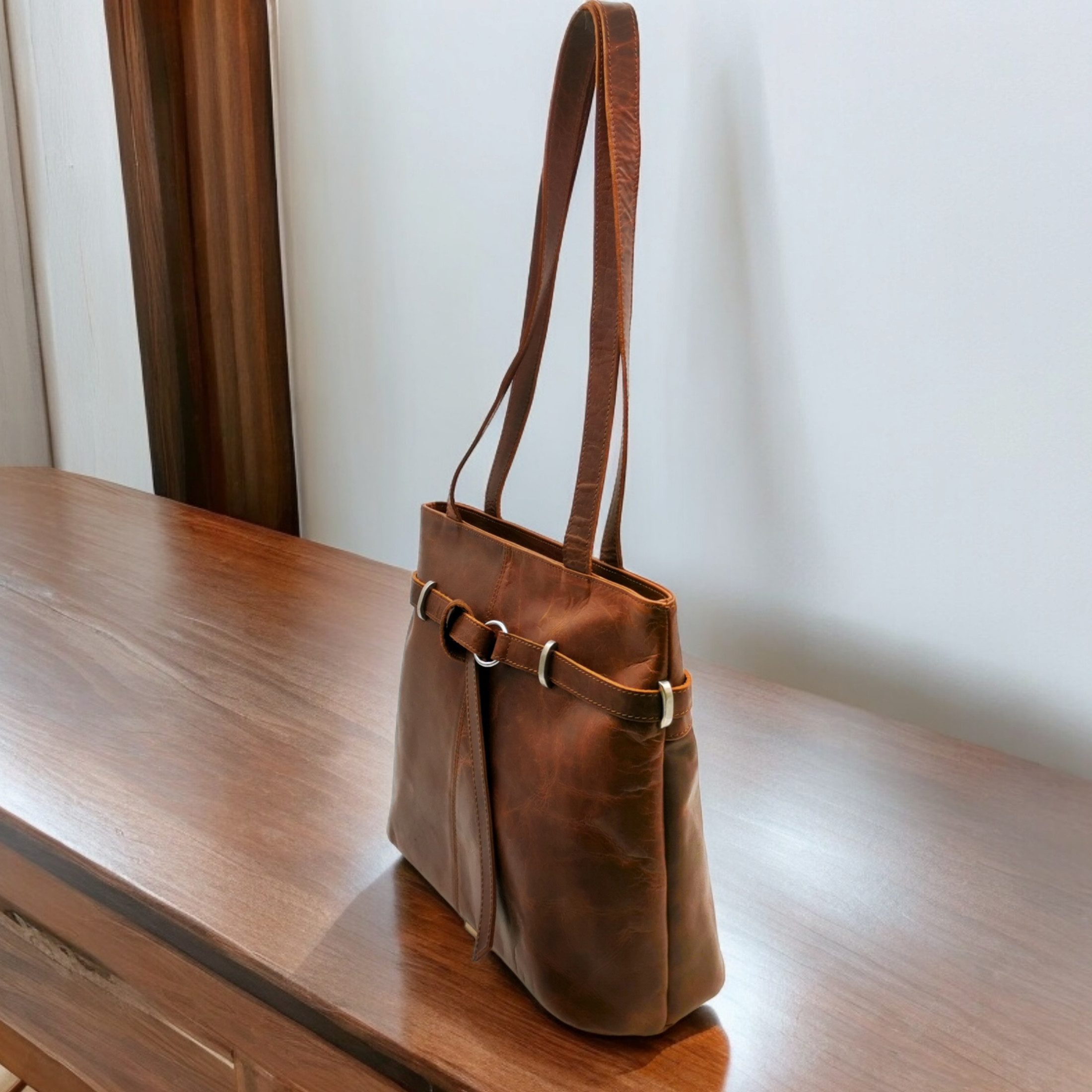 Ella Eisvogel Henkeltasche robuste Echtledertasche aus Büffelleder, zeitlos schöne Umhängetasche, geöltes Büffelleder