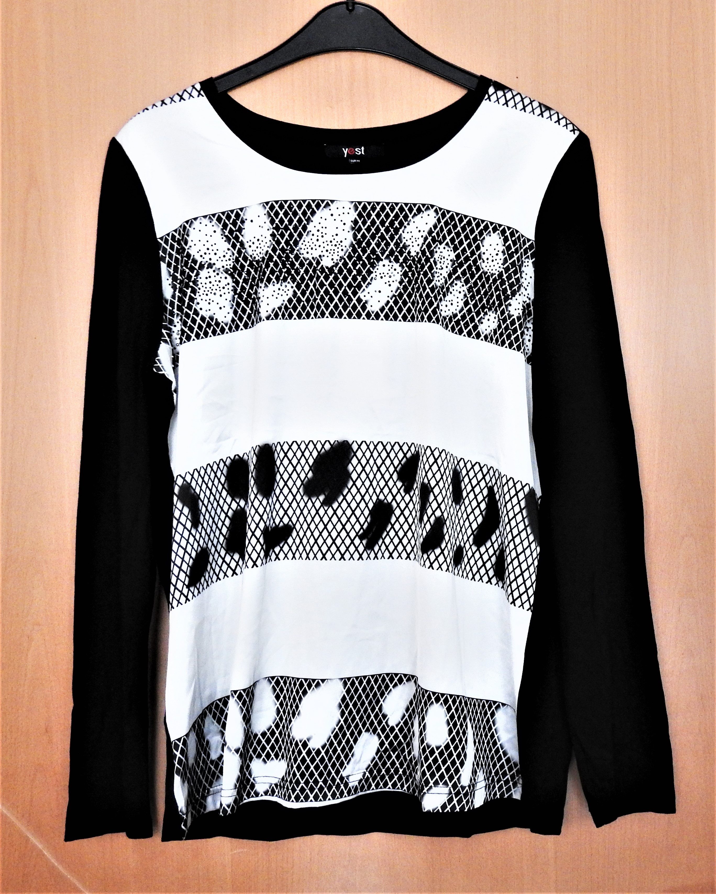 yest Rundhalsshirt Black and White