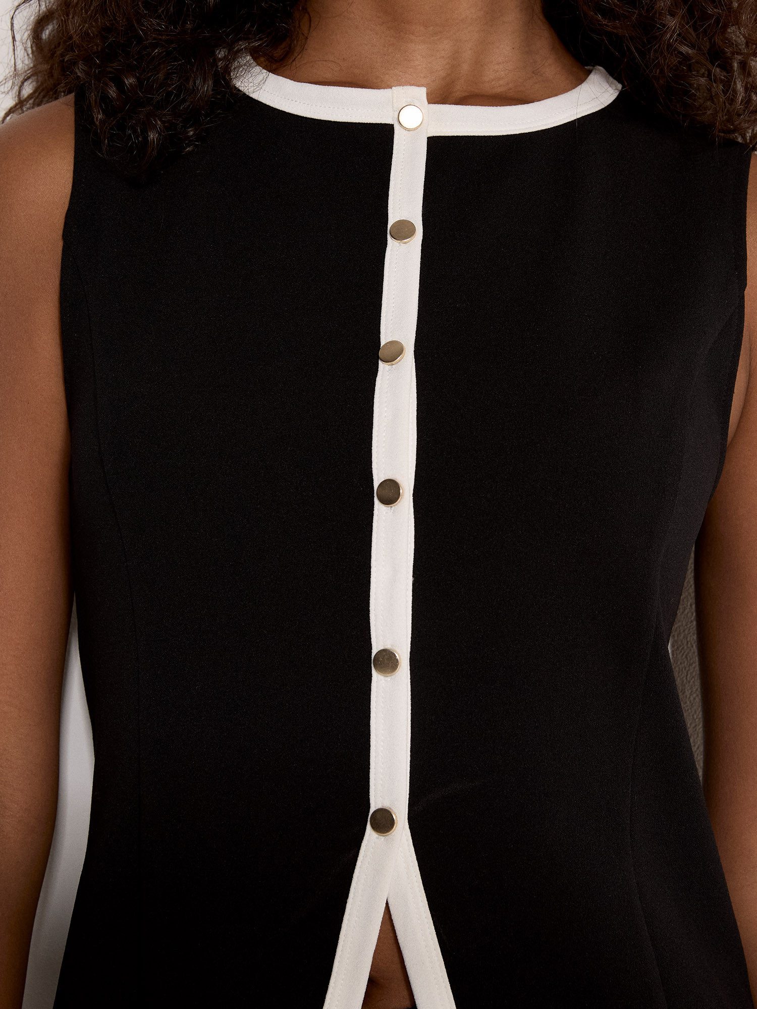 Apricot Stricktop Jersey-Crêpe-Weste in Monochrom mit Zierknöpfen
