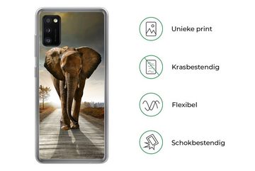MuchoWow Handyhülle Elefant - Straße - Tiere - Sonnenuntergang - Landschaft, Handyhülle Samsung Galaxy A41, Smartphone-Bumper, Print, Handy