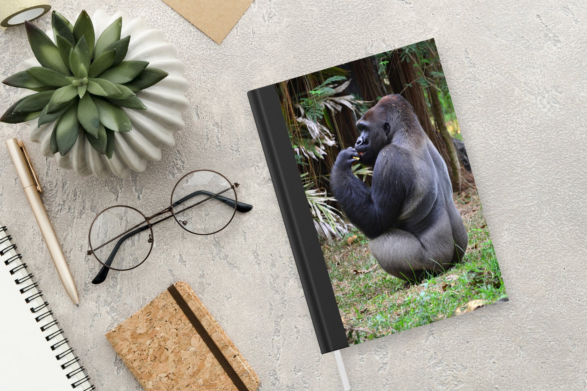MuchoWow Notizbuch Notizheft, Journal, Seiten, Tagebuch, Seitenansicht Merkzettel, 98 eines A5, Haushaltsbuch fütternden Gorillas