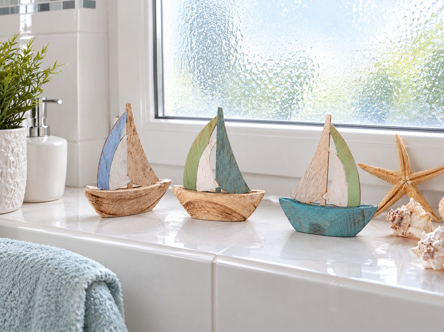 Home-trends24.de Dekofigur Segelboot Deko Klein Figur Maritim Badezimmer Dekoration Skulptur