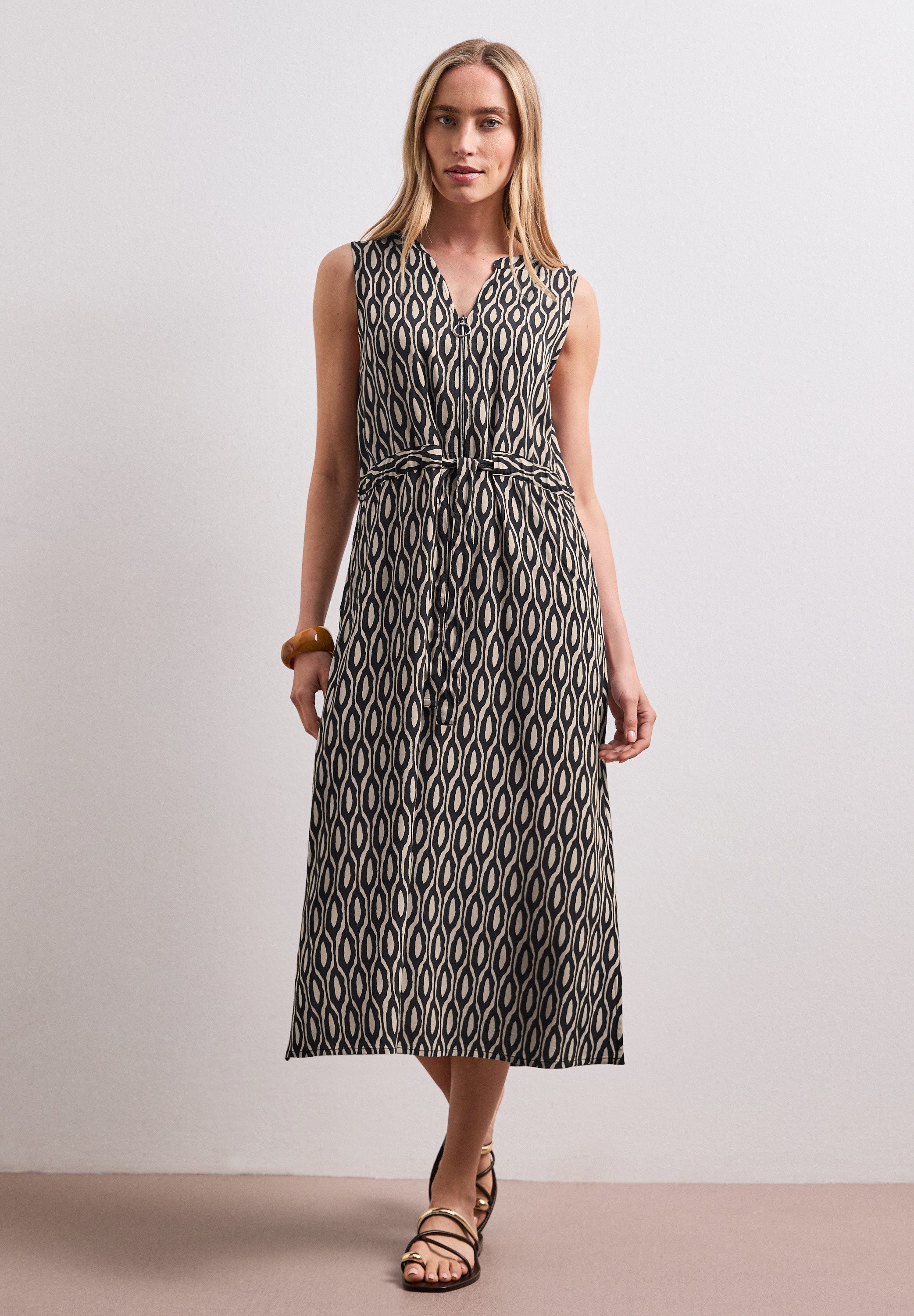 STREET ONE Midikleid Sommerkleid mit grafischem Muster/Split Neck mit Zipperdetail