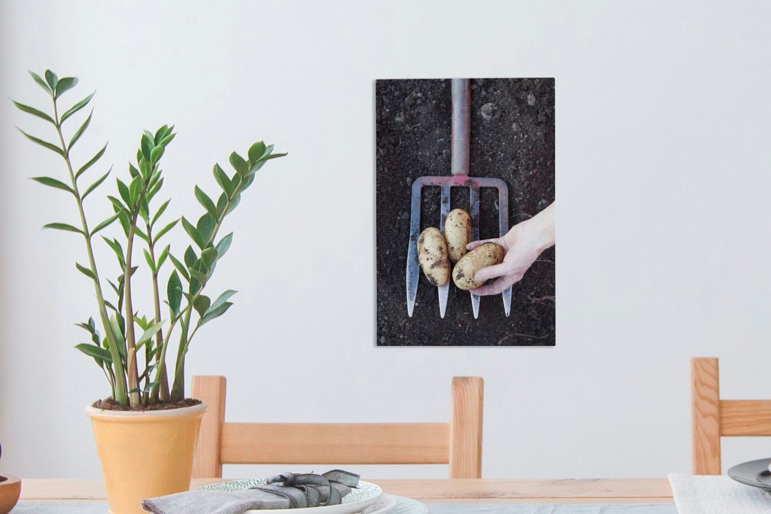 Zackenaufhänger, inkl. fertig Leinwandbild 20x30 Kartoffeln, cm mit Gemälde, Eine bespannt OneMillionCanvasses® St), Leinwandbild (1 Mistgabel