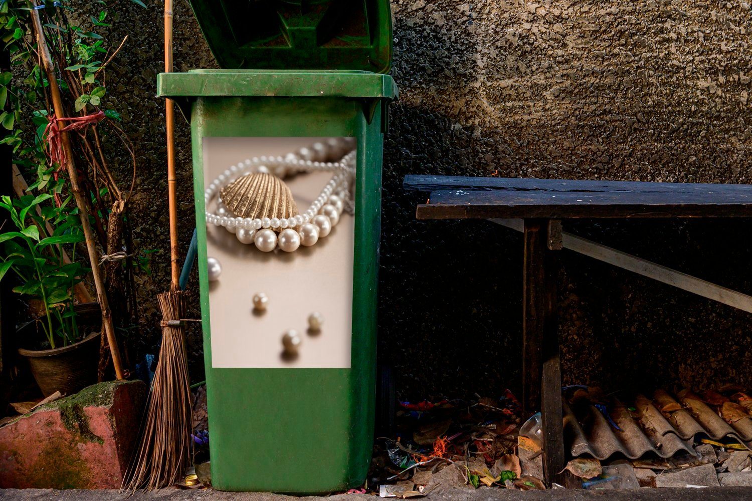 Container, Abfalbehälter Mülleimer-aufkleber, St), Wandsticker (1 Sticker, MuchoWow Mülltonne, Nahaufnahme einer Perlenkette