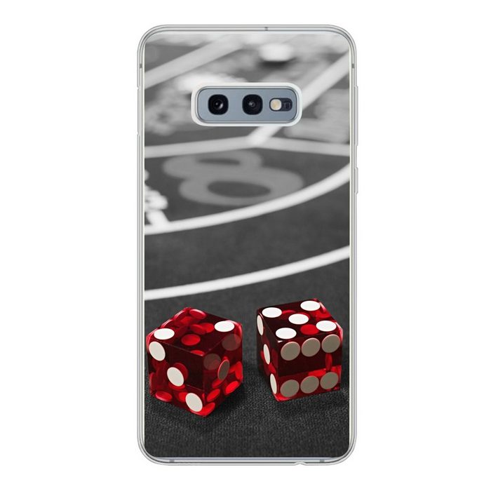 MuchoWow Handyhülle Ein Schwarz-Weiß-Foto von einem Pokertisch mit roten Würfeln Phone Case Handyhülle Samsung Galaxy S10e Silikon Schutzhülle