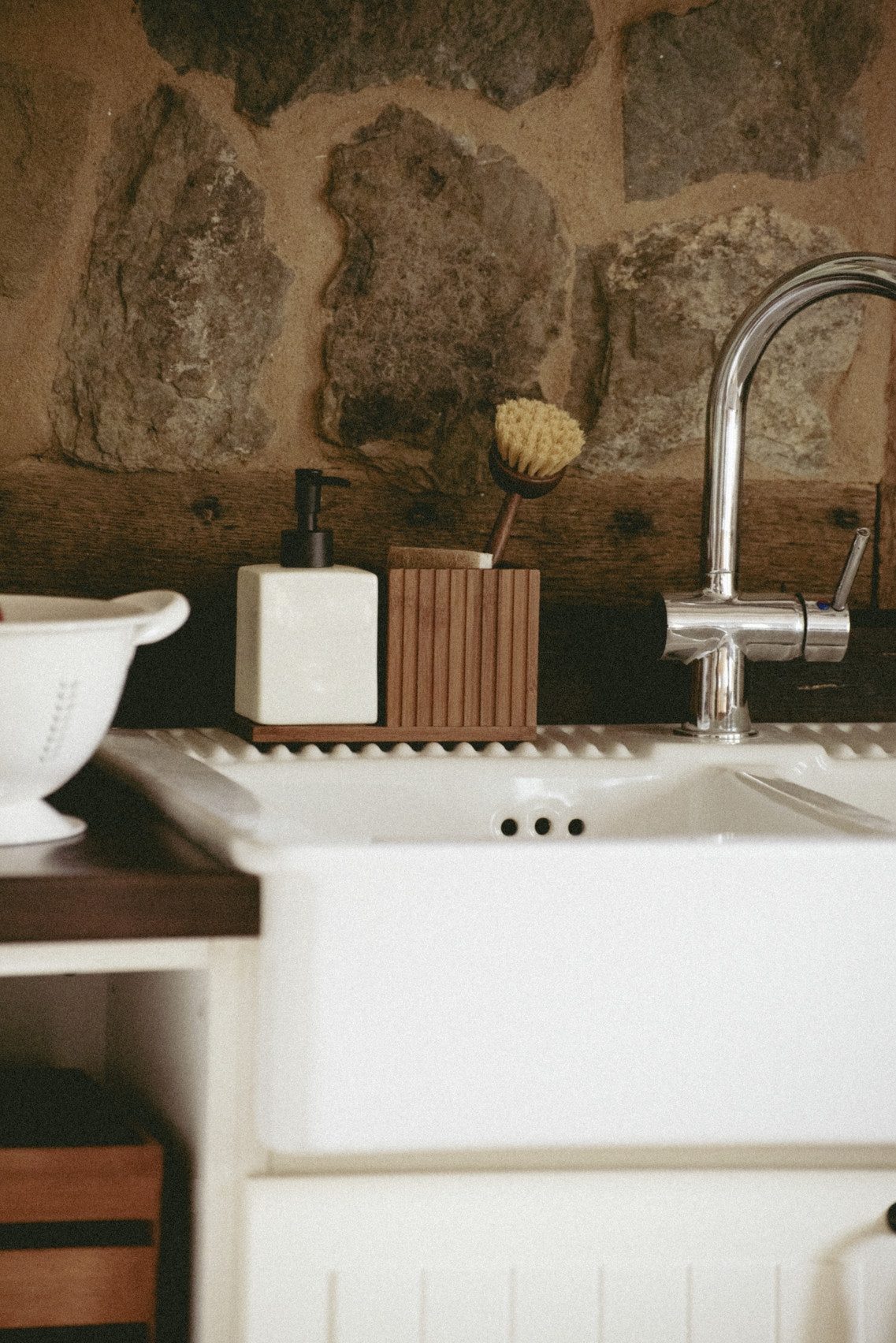 WENKO Spülmittelspender Modell Mera, mit Utensilienhalter, Keramik & geräucherter Bambus, Landhaus-Stil