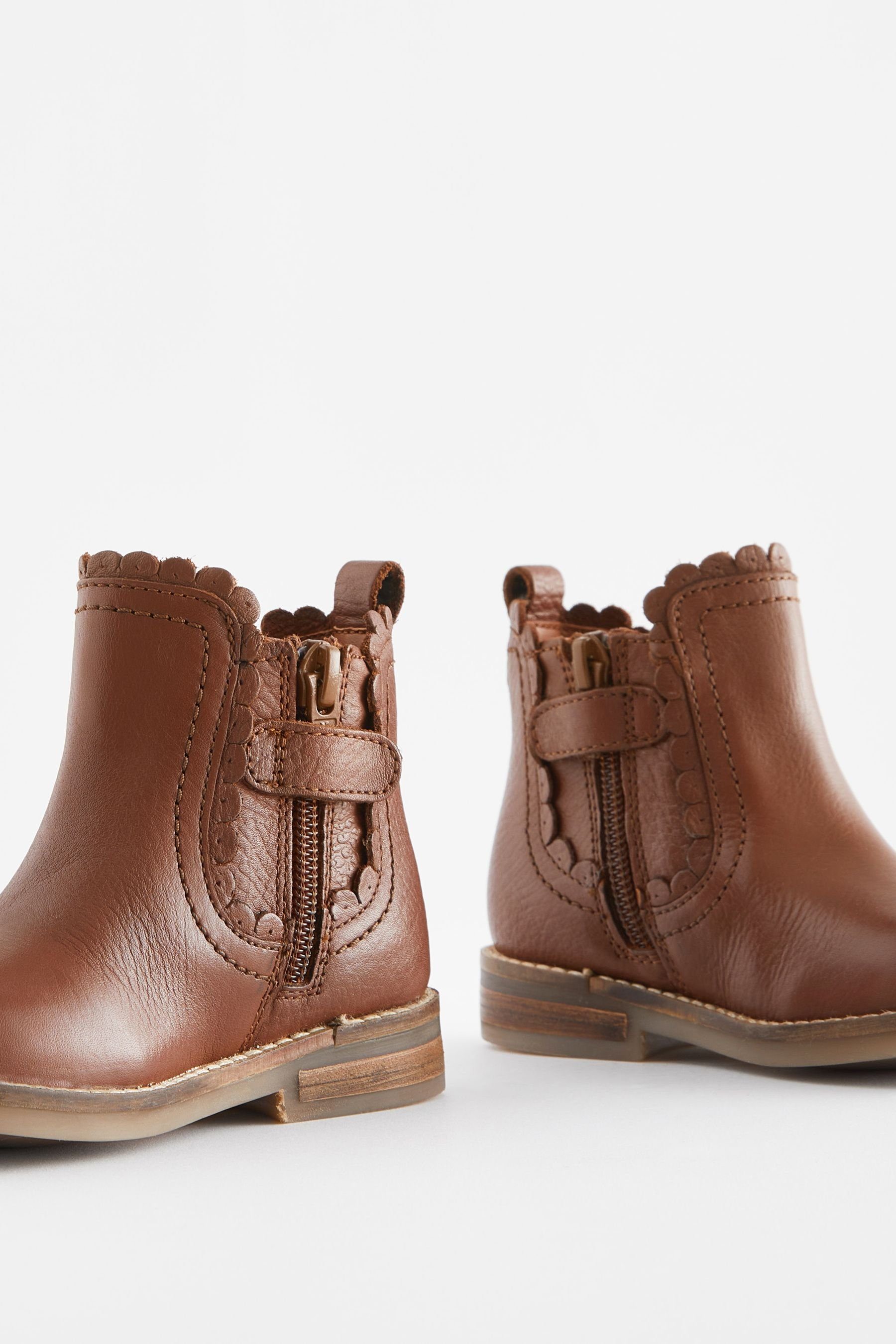 Next Chelsea-Boots Tan weite (1-tlg) Bogenkante, Chelseaboots Leather mit Passform Brown