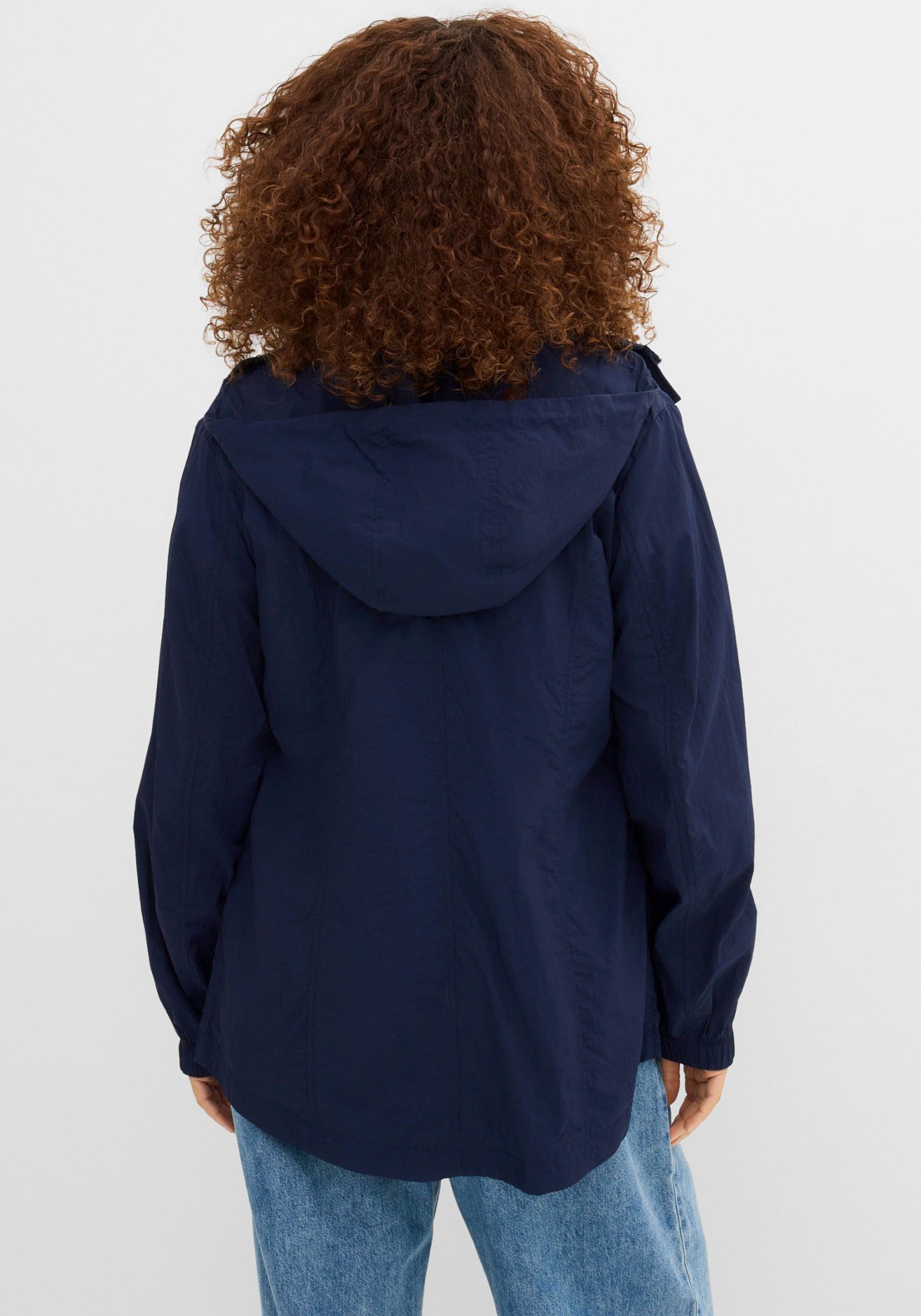 bonprix Allwetterjacke sportlicher Stil, leichter Parka mit Kapuze, mit seitlichen Taschen