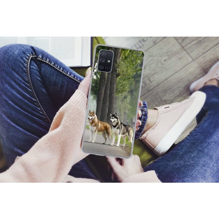 MuchoWow Handyhülle Vier Huskys zwischen den Bäumen Phone Case Handyhülle Samsung Galaxy A71 Silikon Schutzhülle