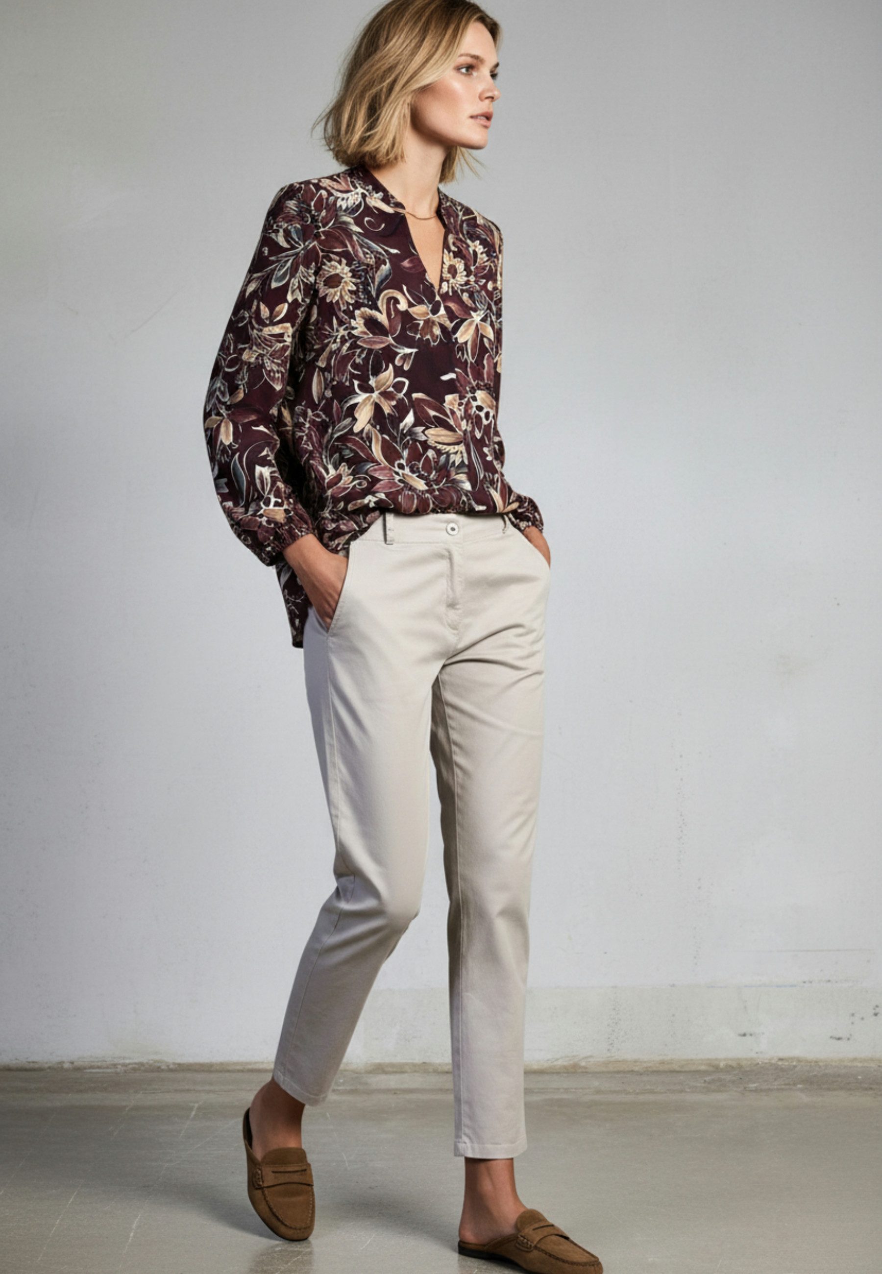 Andijamo-Fashion Schlupfbluse SOFT BLOOM Print aus zarten Blüten, feminine Silhouette mit V-Ausschnitt