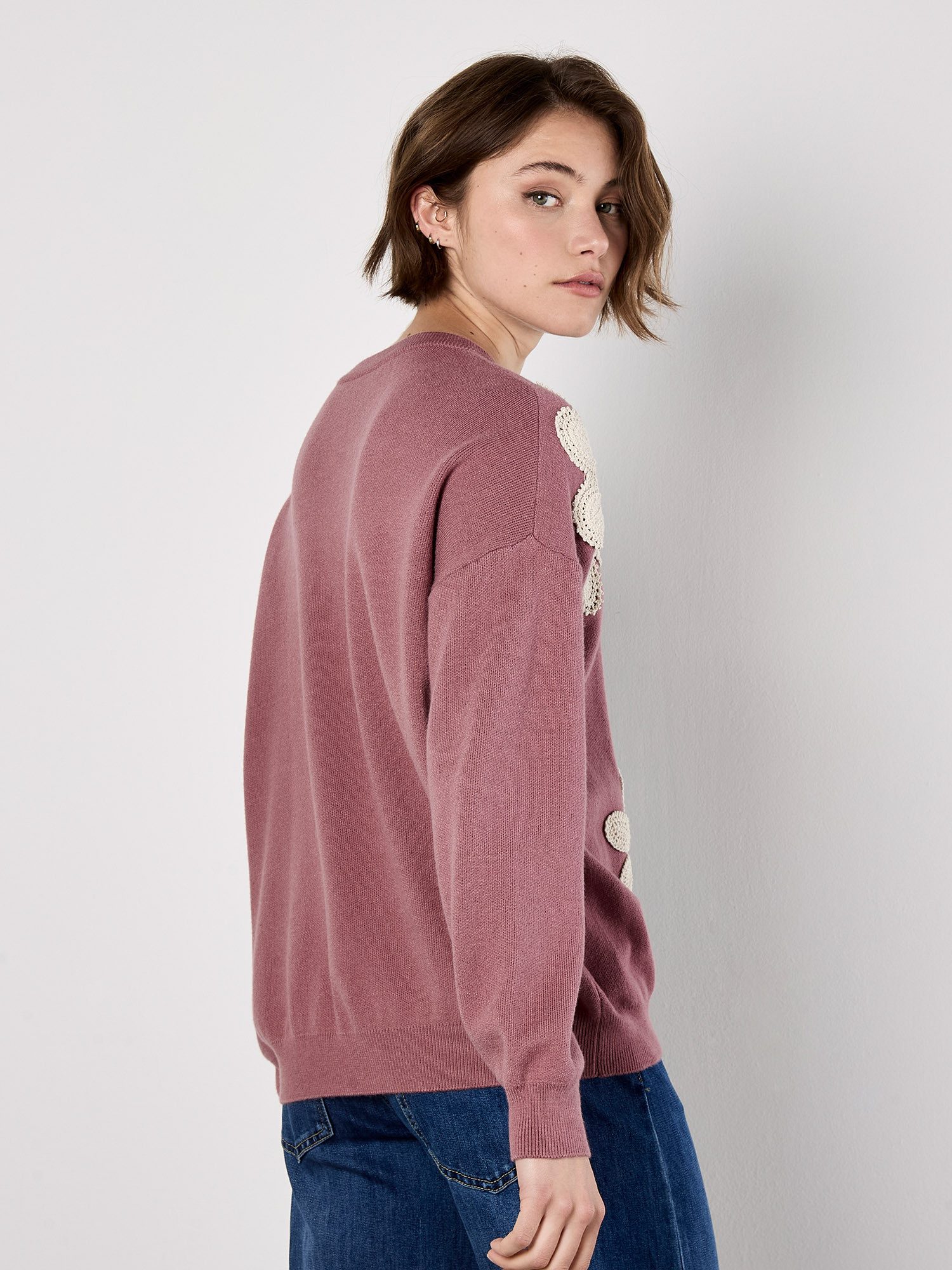 Apricot Rundhalspullover Strickpullover mit großen aufgestickten Blüten