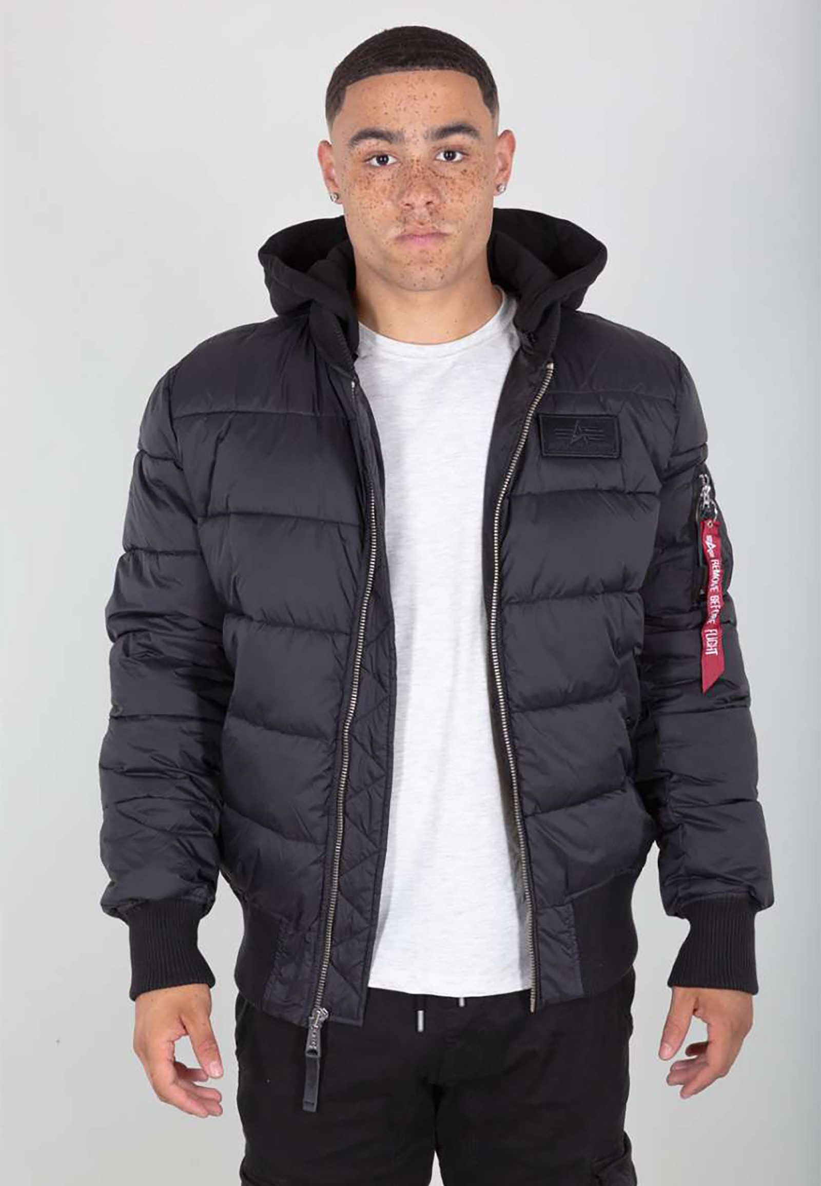 Alpha Industries Winterjacke Durchgehender Frontreißverschluss Kapuze für Herren (1-St) Reißverschlussärmtasche, Rippbündchen, Logo-Patch, Rückenprint