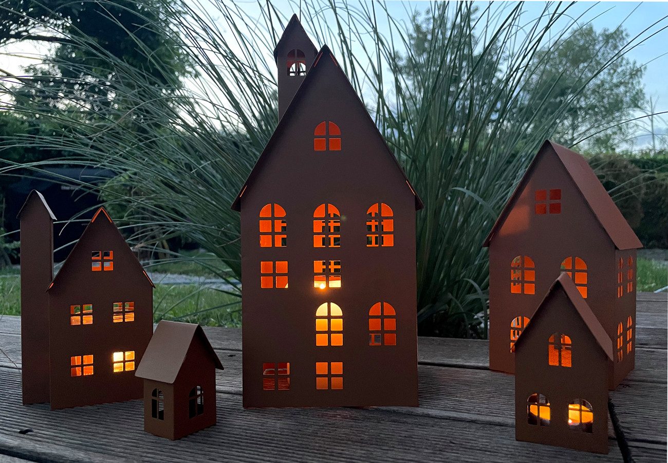 LB H&F Lilienburg Dekofigur 5er SET Haus Häuser Deko Metall Lichthaus Weihnachten Weihnachtsdeko (Metallhaus Adventsdeko Herbstdeko Tischdeko Laterne Windlicht Rosthaus Rostlaterne Wohnzimmer außen Garten Mutter Mama Winter Eingang Teelichthaus Kerzenhaus Dekolicht zuhause Kerze Teelicht Licht Grablicht Advent Grablaterne Adventsdeko Licht Beleuchtung Weihnachtsdeko Winterhaus, Rostdeko Geschenk Dekofigur Dekohaus Balkon Terrasse Eingangstür), Tischdeko Deko Fenster Tisch Herbst Herbstdeko Windlicht Geschenkset