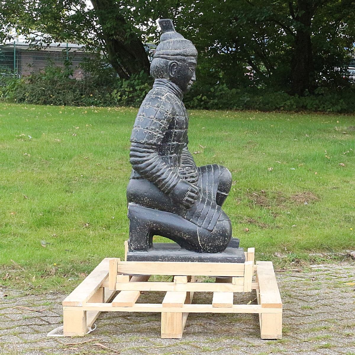 Galerie in Ursprungsland St), Gartenfigur Samurai cm im (1 Oriental Stein 100 traditionelle Krieger sitzend aus Herstellung Dekofigur Handarbeit