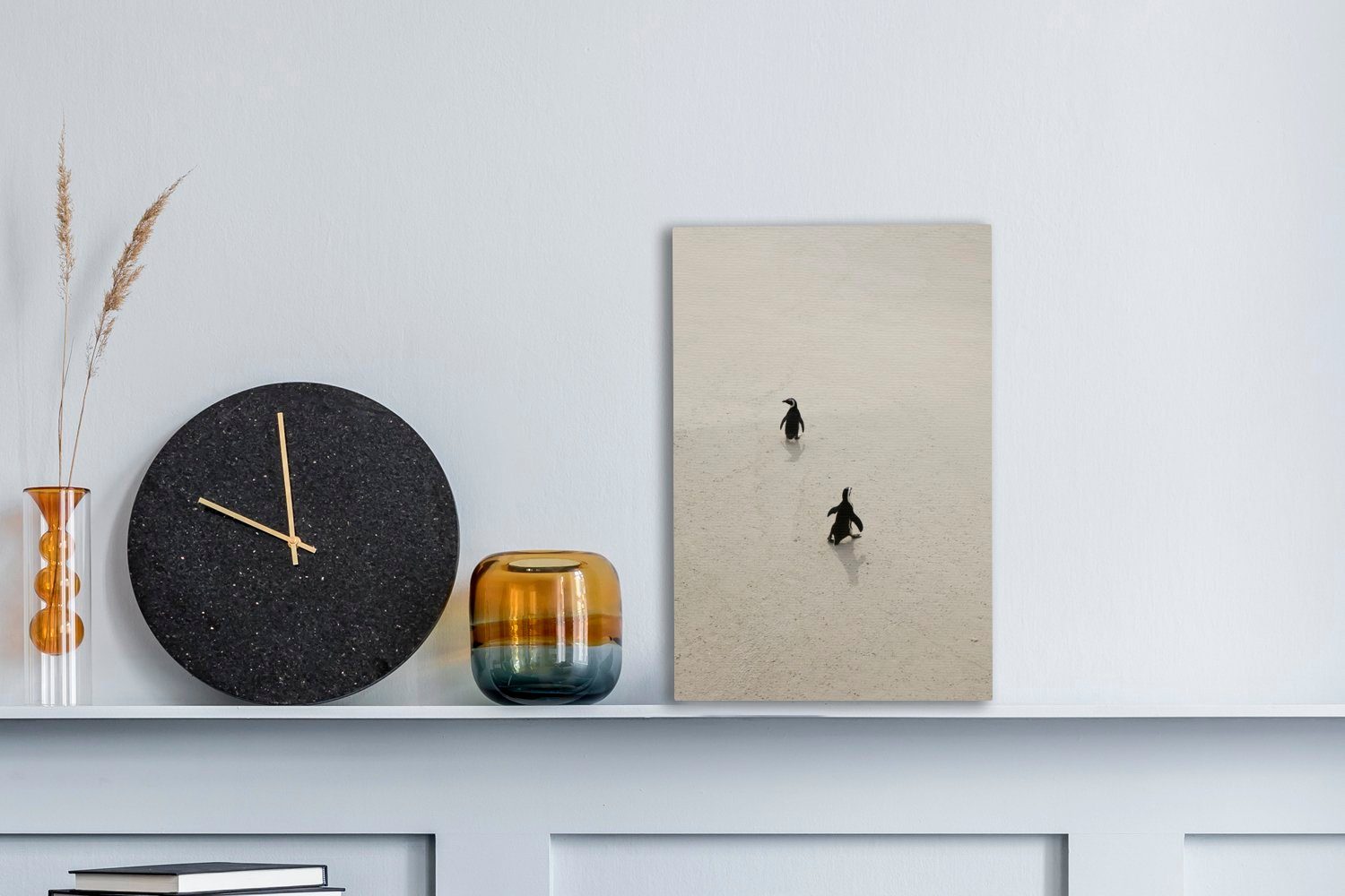 inkl. Leinwandbild auf Pinguine 20x30 (1 Sand fertig Südafrika, Zackenaufhänger, St), bespannt OneMillionCanvasses® cm Leinwandbild Zwei dem in spazieren Gemälde,