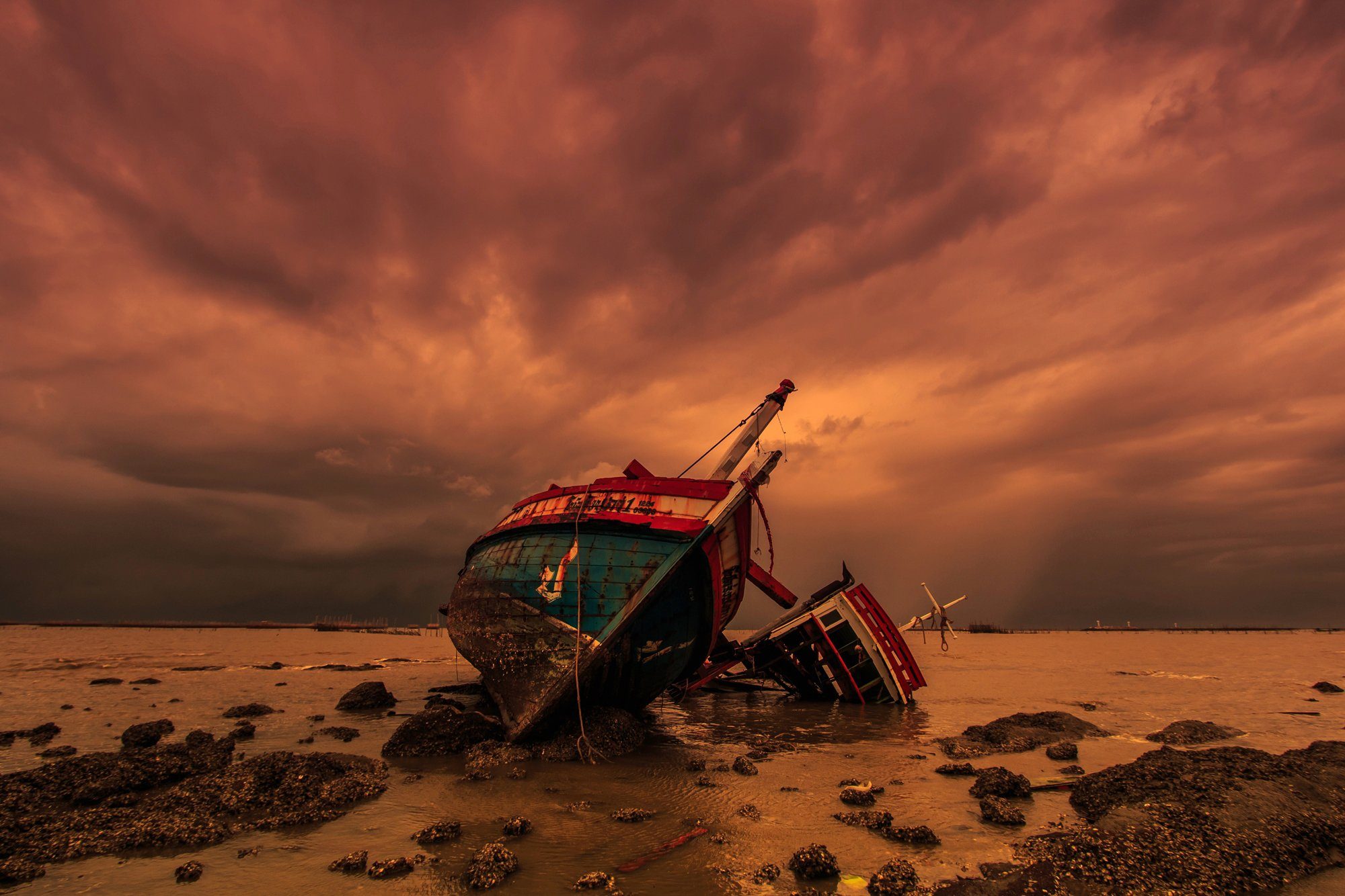 Fototapete SCHIFFSWRACK-STRAND KLIPPEN WALD SEE SONNE GEBIRGE BOOT