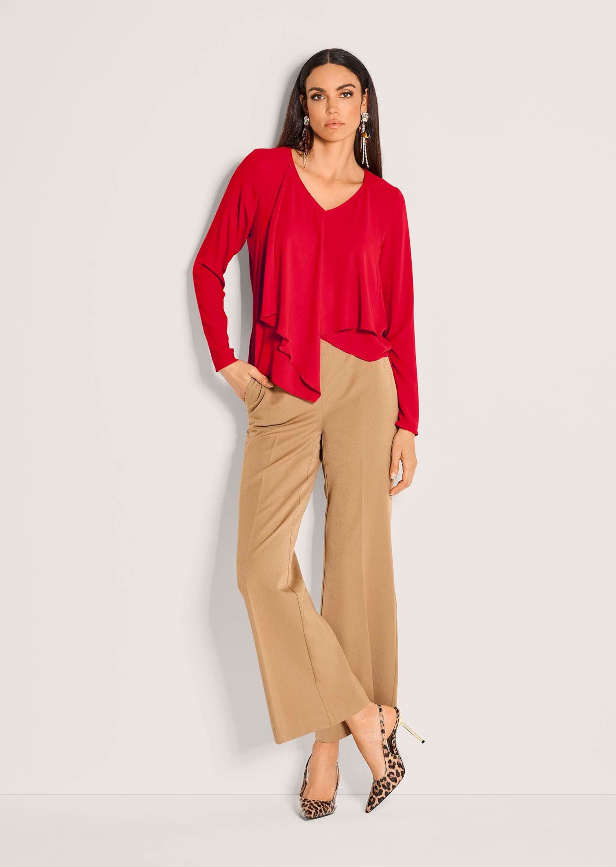 MADELEINE Langarmbluse Elegante Bluse mit asymmetrischem Saum V-Ausschnitt, lange Ärmel, weich fallende Volants