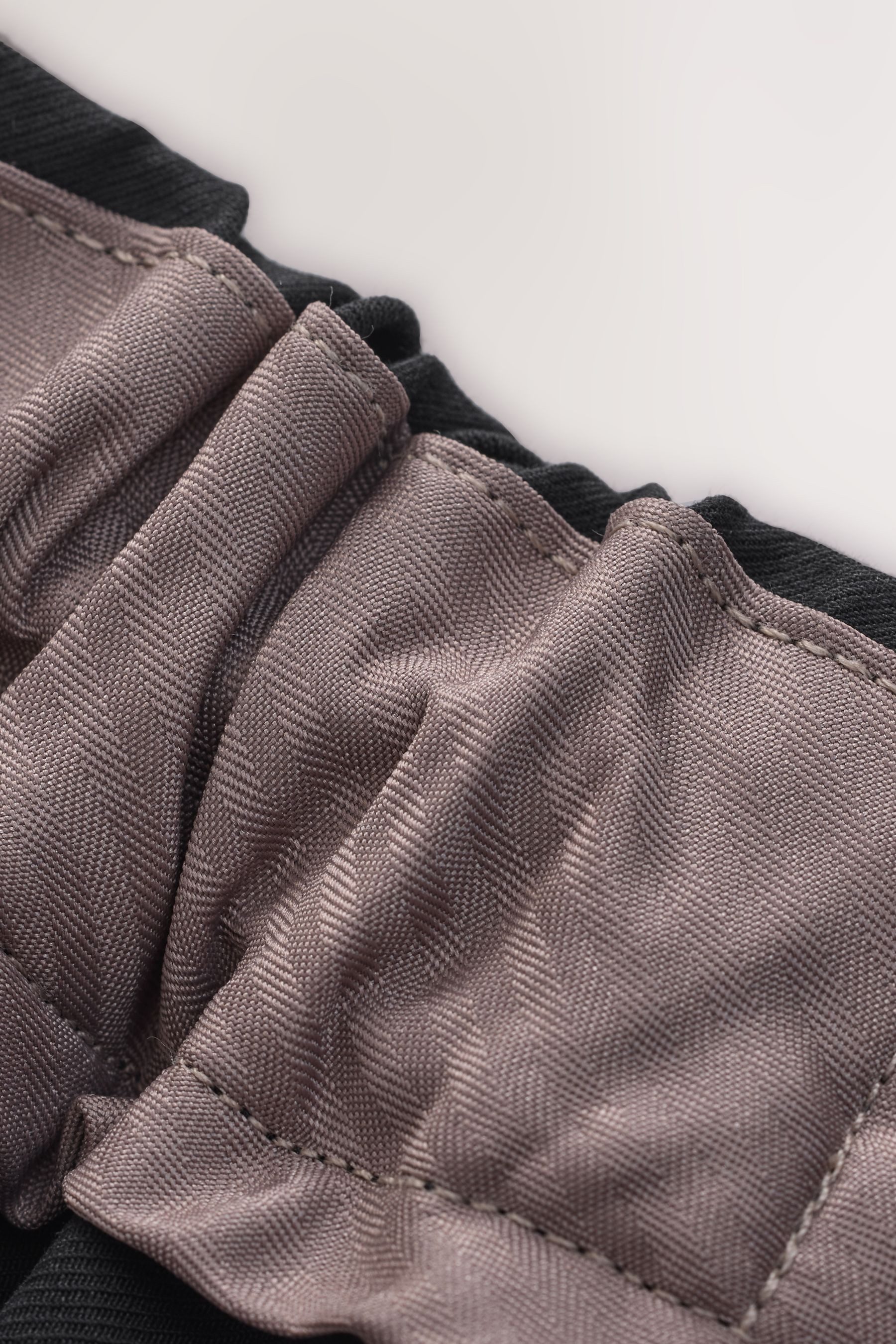 Next Chinohose Edle Muscle Fit Chinohose mit Komfortbund (1-tlg)
