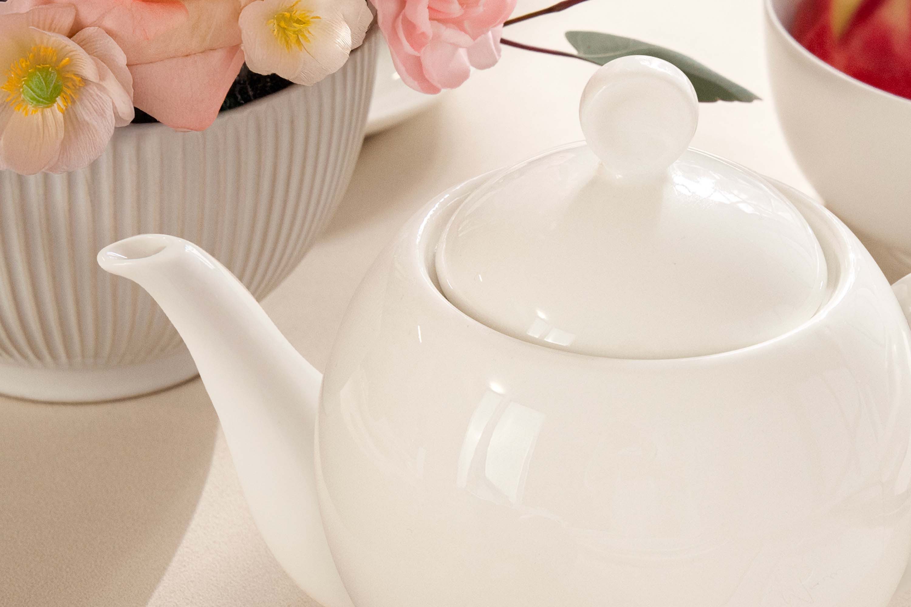 KONSIMO® Teekanne AD BELLA Kanne, Kaffeekanne, Porzellankanne, 0.9 l, spülmaschinengeeignet, mikrowellengeeignet, mit Deckel, ecru Farbe