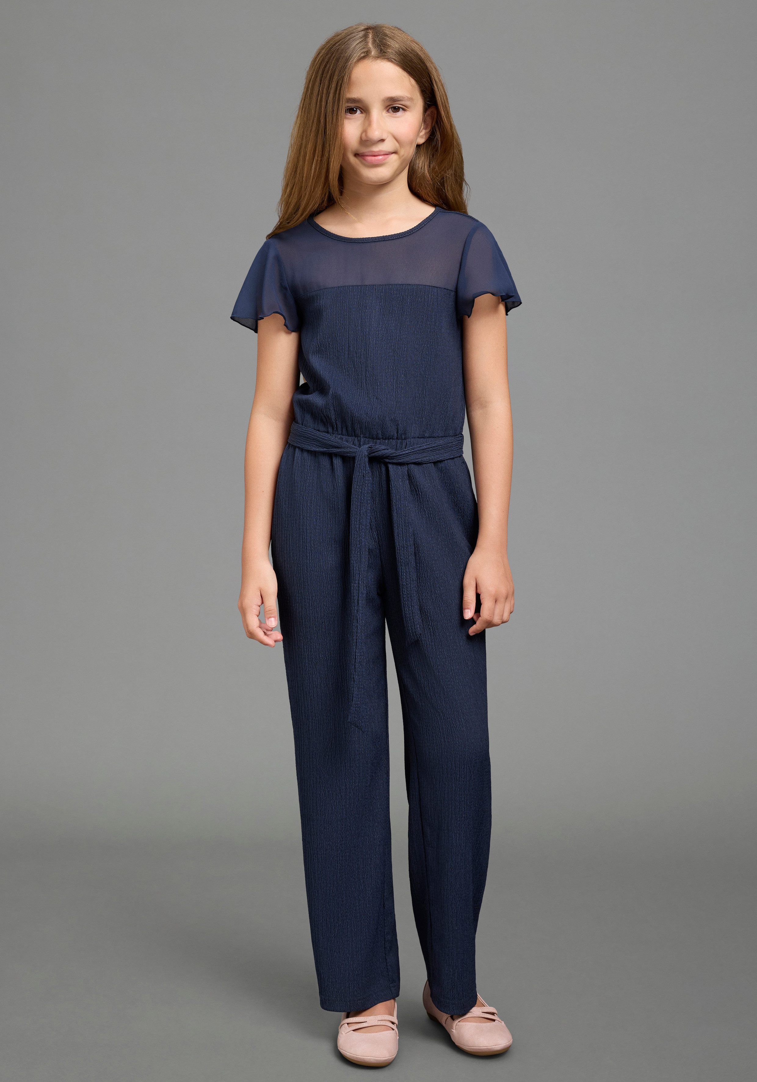 KIDSWORLD Overall Festlicher Jumpsuit mit Chiffon-Ärmeln Festlicher Einteiler mit Chiffon, mit Babylock-Ärmelabschluss. € 42,99, (€ 42,99 pro 1 Stk).