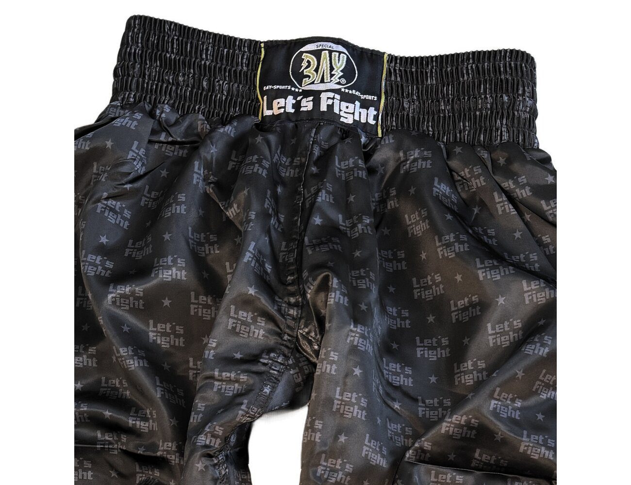 BAY-Sports Sporthose Allover Kickboxhose Let´s Fight schwarz S-XXL Erwachsene Kickbox-Hose (Stück, Polyester) sportlich-edles Design. Allover- Let´s Fight Logo-Print.