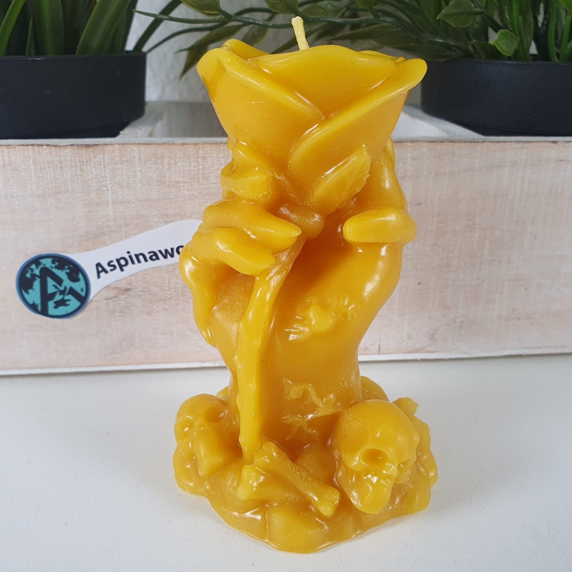 Aspinaworld Formkerze Bienenwachskerze - Toten Hand mit Blume 9 - Bienenwachs - Honigkerze