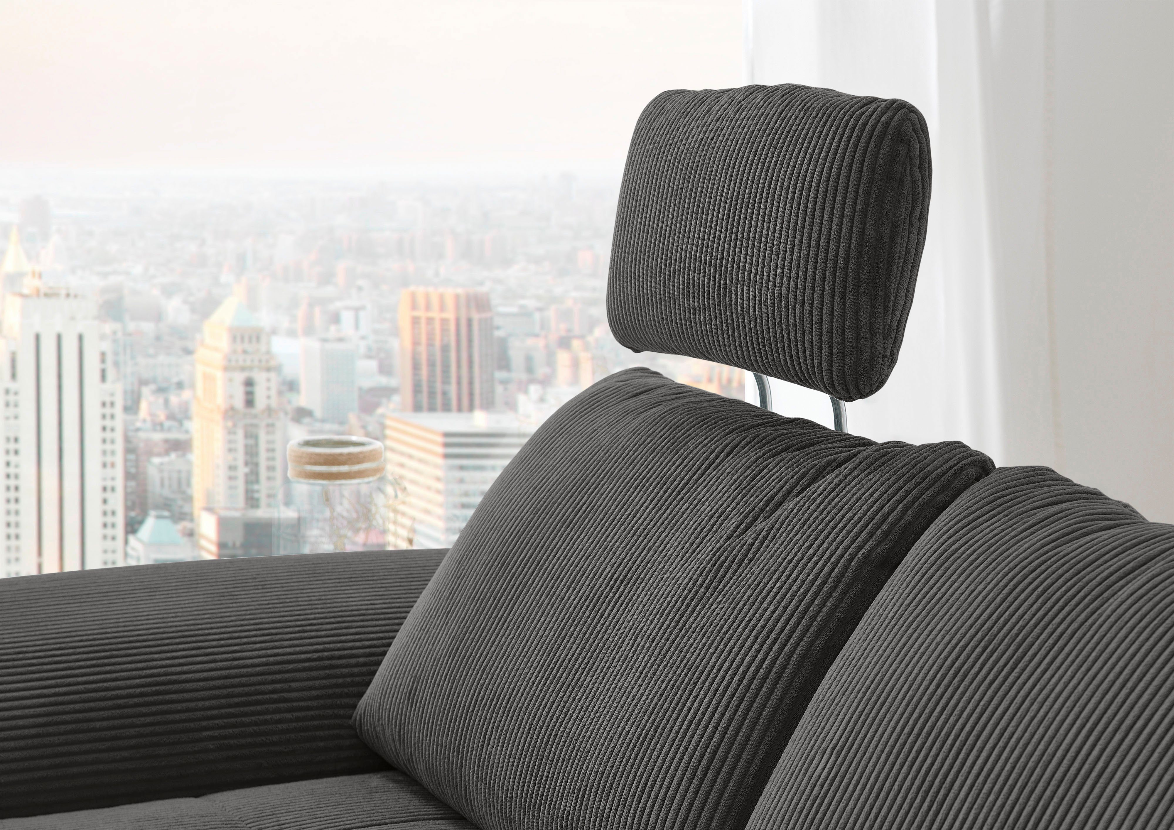 Die PlanBar Ecksofa MP-IN14007 L-Form, wahlweise mit Bettfunktion und verstellbaren Kopfstützen, in Cord