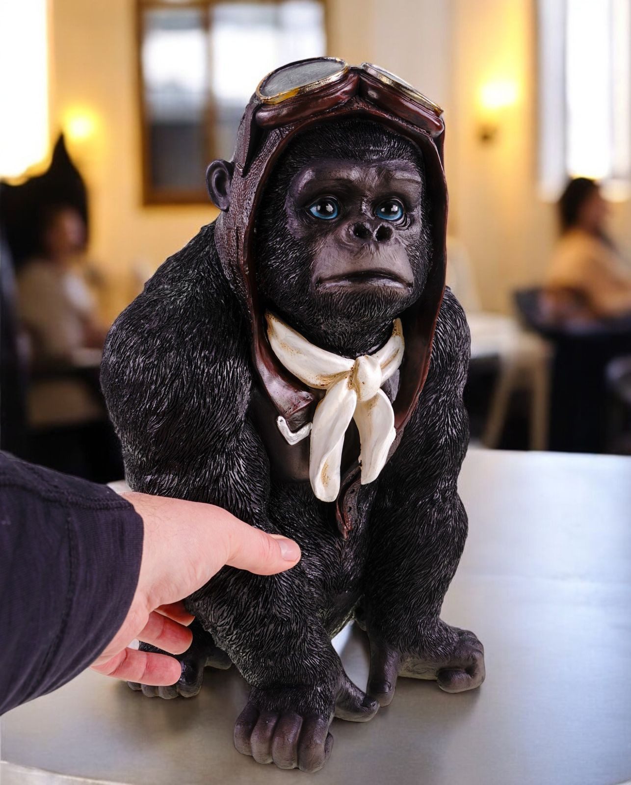 Kremers Schatzkiste Dekofigur XXL Gorilla Aviator Figur Deko Skulptur 42x28x30 cm Affe Handbemalt