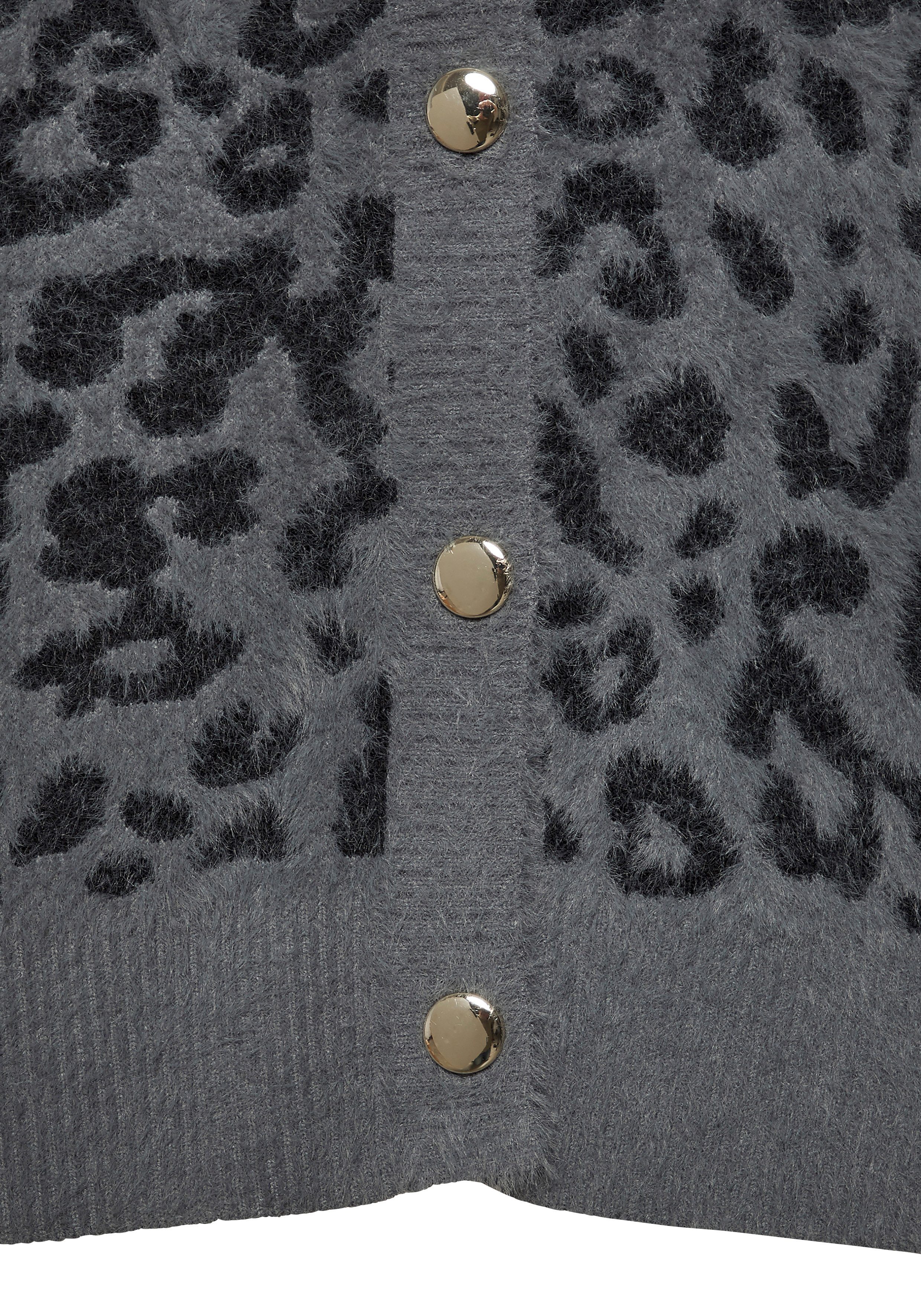 LASCANA Strickjacke in flauschiger Qualität mit Leomuster und lässiger Oversize-Form Cardigan mit Leomuster, Oversize-Strickjacke mit Animalmuster – Bild 5 von 5
