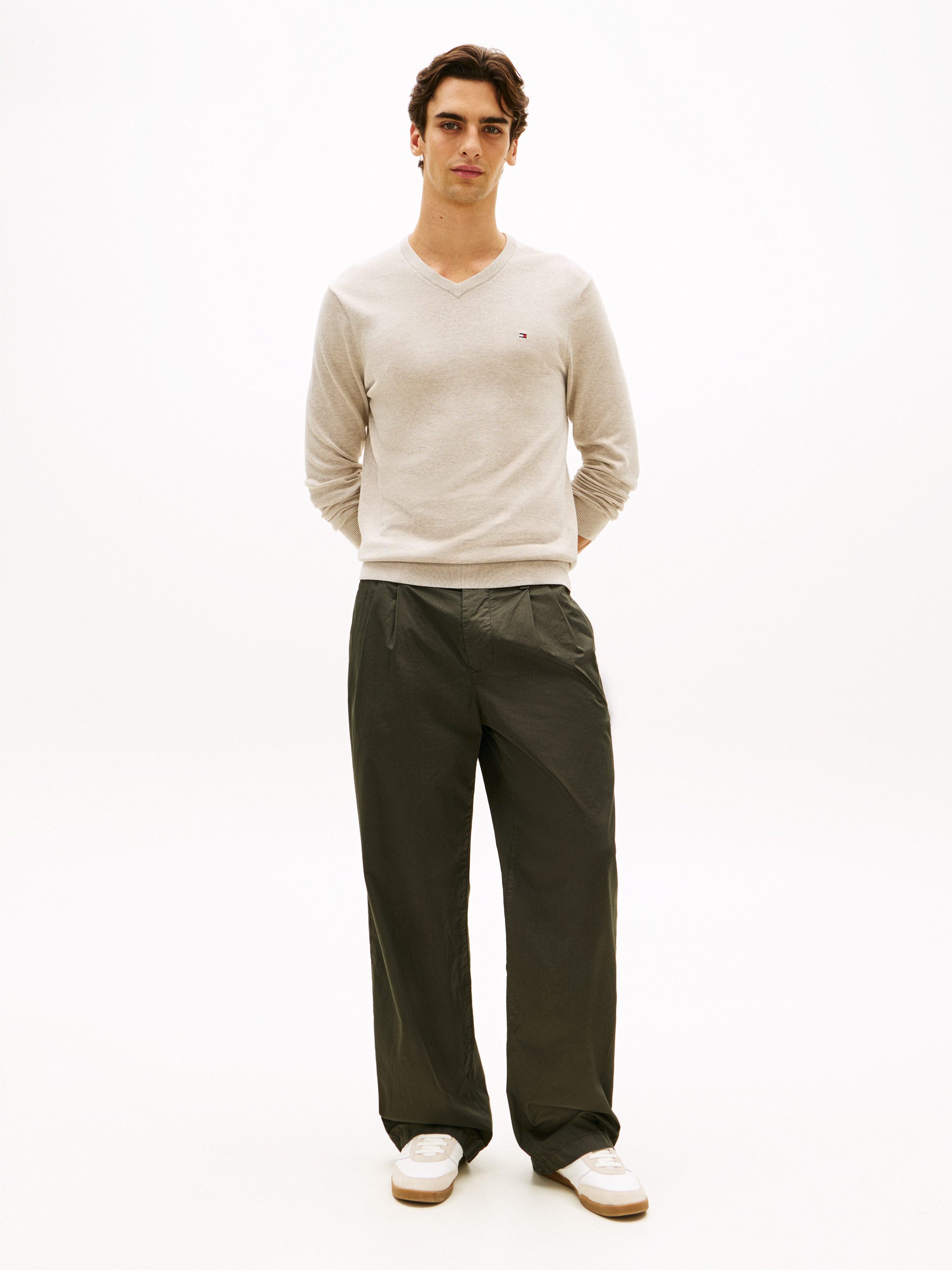 Tommy Hilfiger Strickpullover ESSENTIAL COTTON V NECK mit V-Ausschnitt und Stickerei unifarben, casual, regular fit, Baumwolle, V-Ausschnitt