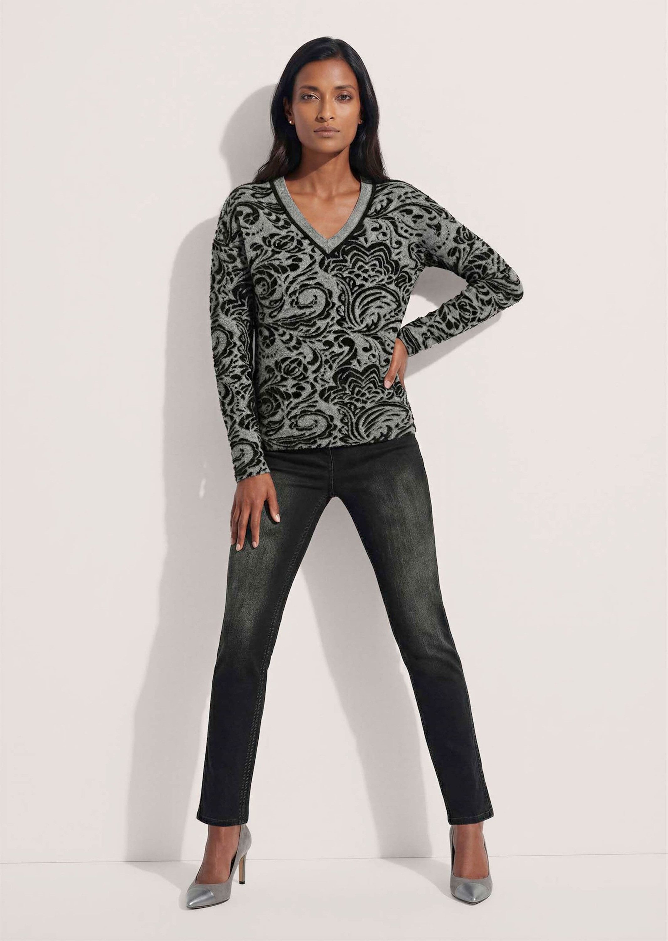MADELEINE Strickpullover Jacquard-Pullover mit V-Ausschnitt Paspelierte Blende & figurnahe Passform