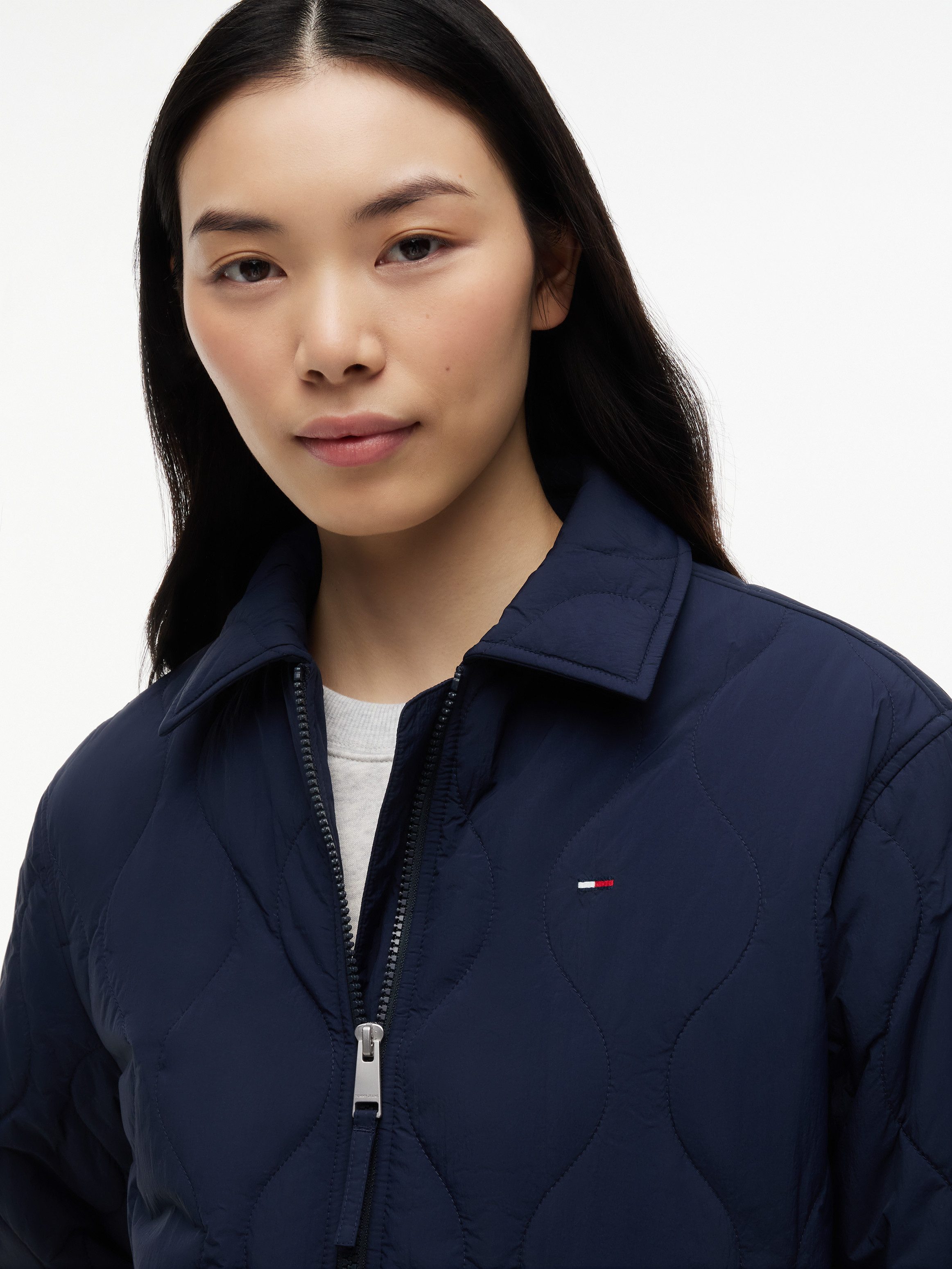Tommy Jeans Steppjacke TJW COACH COLLAR QUILTED JACKET Kunstfaser, Flag-Stickerei