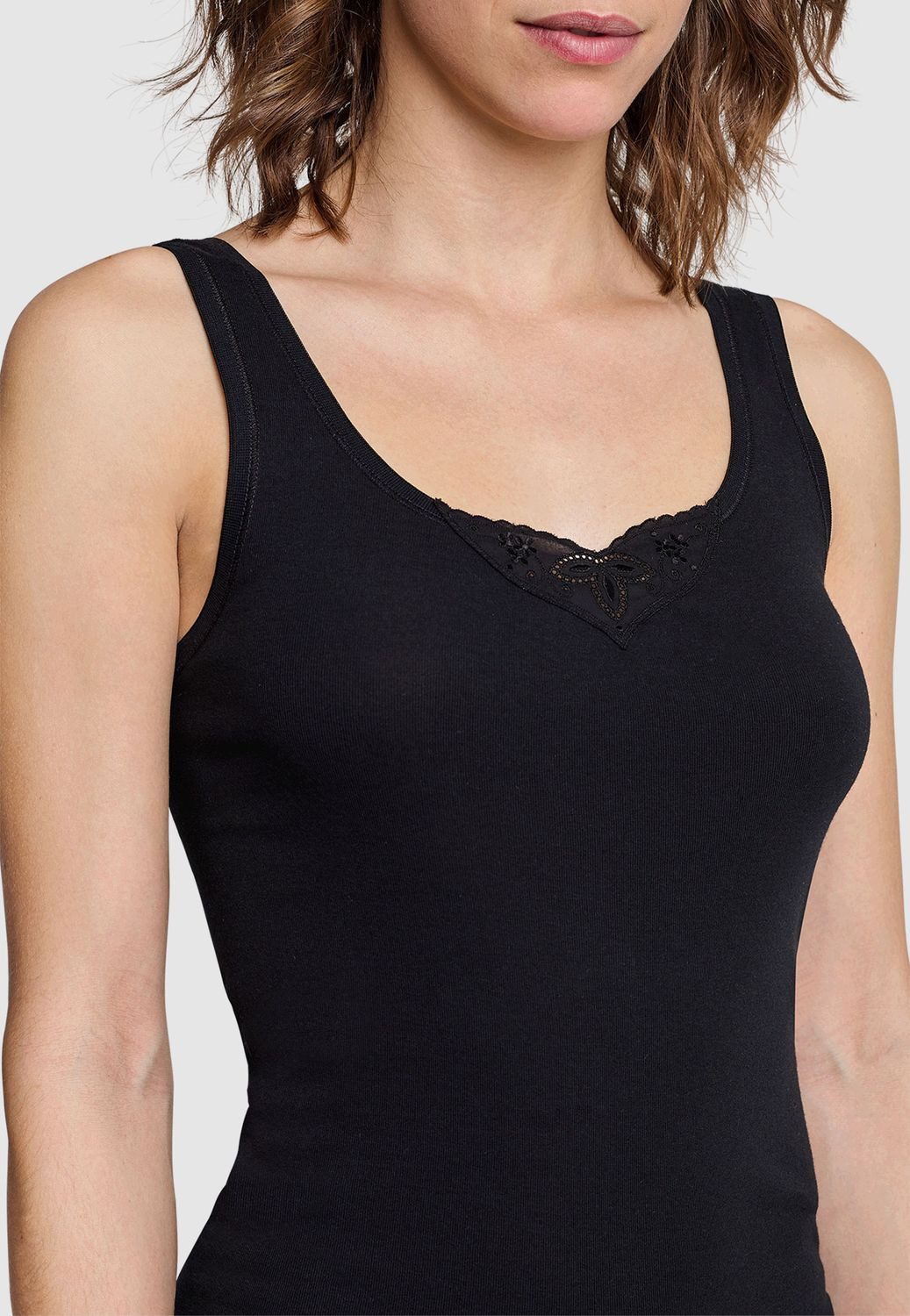 Schiesser Unterhemd Cotton Essentials (2-St) mit Stickerei-Motiven im Dekolteé-Bereich