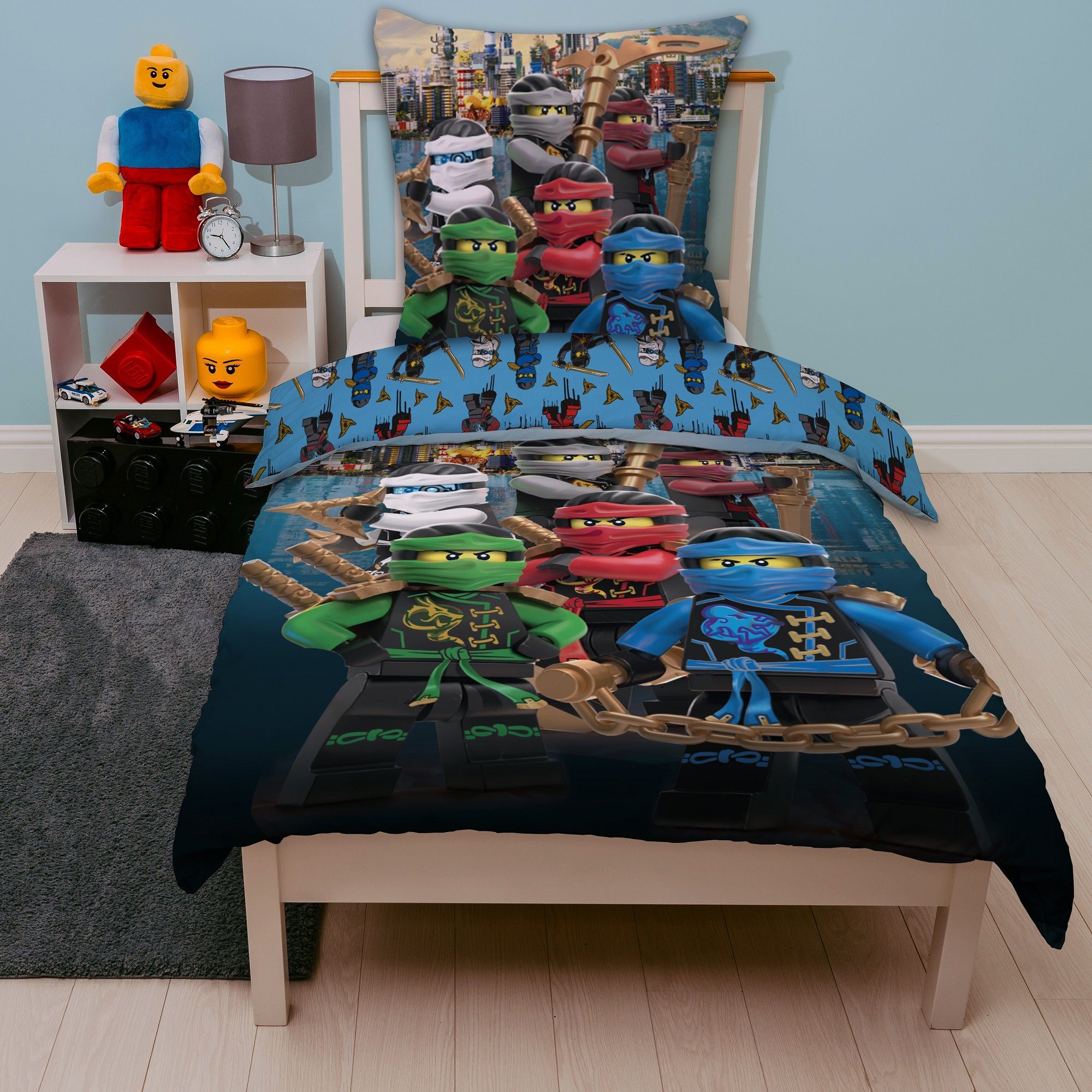 Kinderbettwäsche Lego Ninjago 135x200 + 80x80cm mit Reißverschluss aus 100% Baumwolle, Familando, Renforcé, 2 teilig, Motiv "Assemble" mit Lloyd, Kai, Jay, Nyia, Cole & Zane