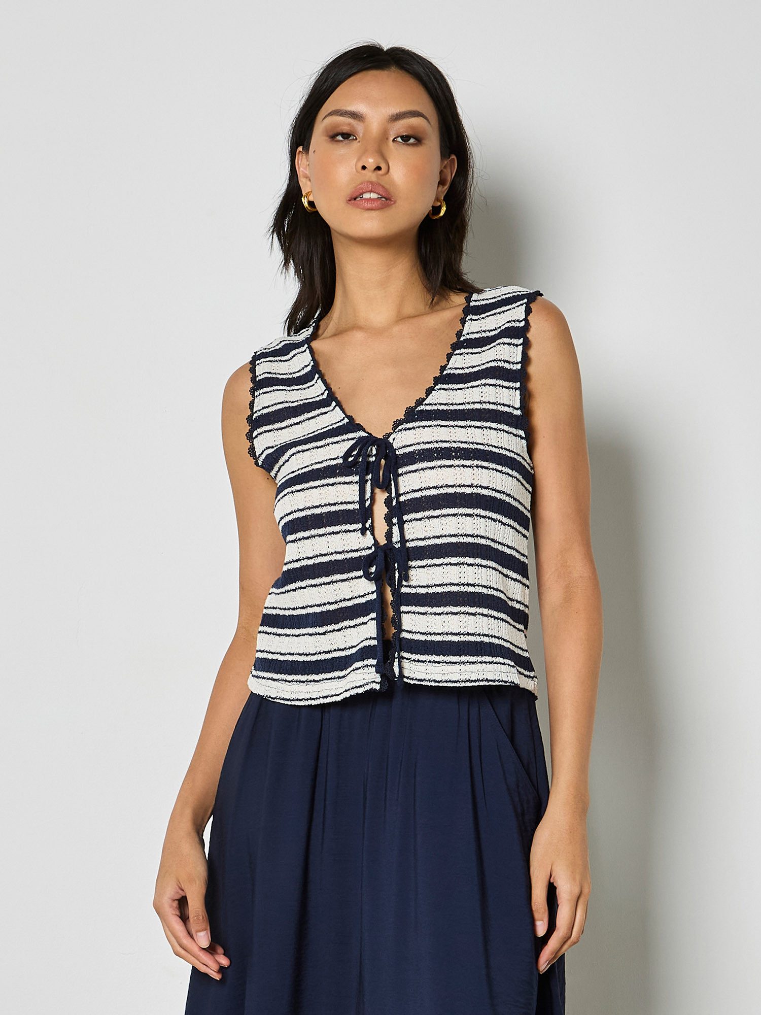 Apricot Strickweste Gestreifte Pointelle-Strickweste mit Bindeband