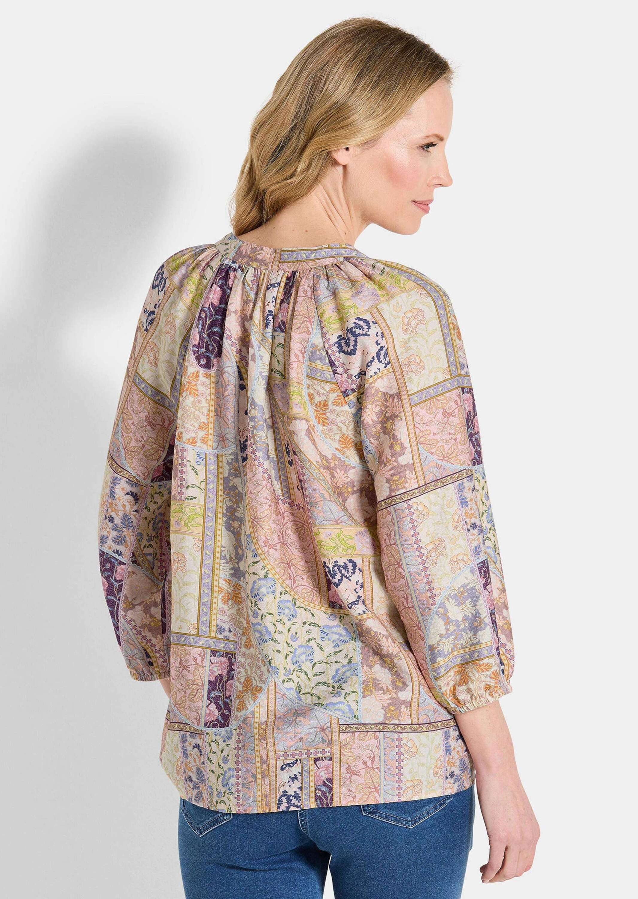 GOLDNER Schlupfbluse Luftige Patch-Druck-Bluse mit 3/4-Arm Viskosebluse mit Rundhalsausschnitt, Schlitz und Bindeband