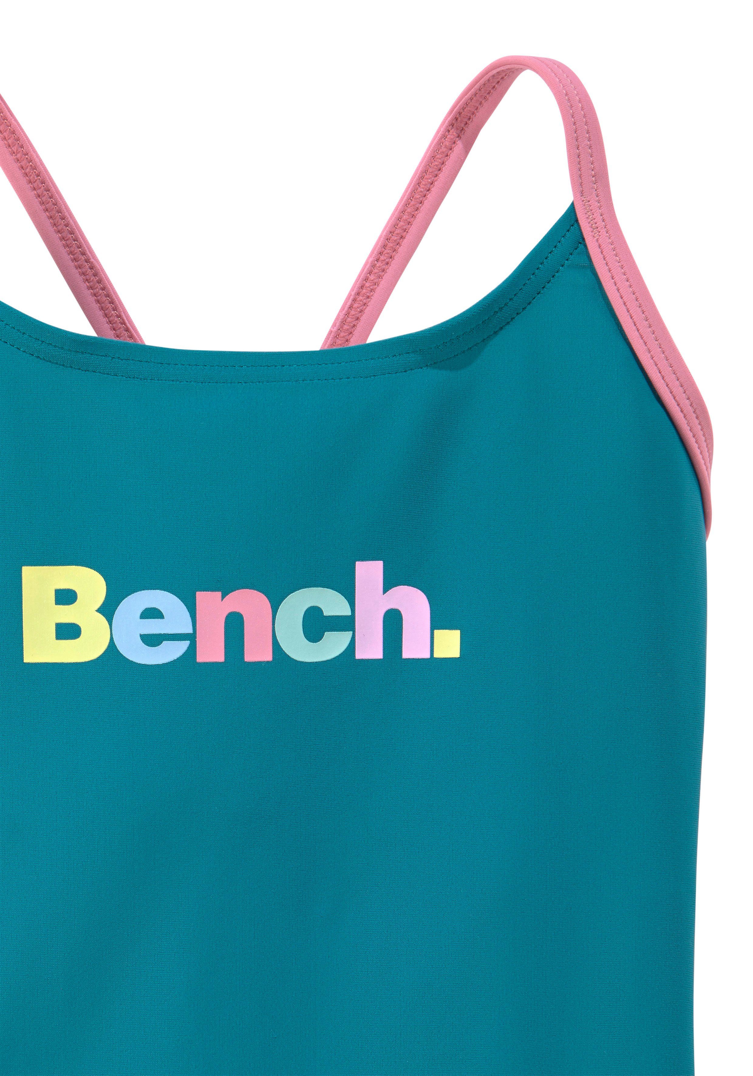 Bench. Badeanzug mit bunten Details