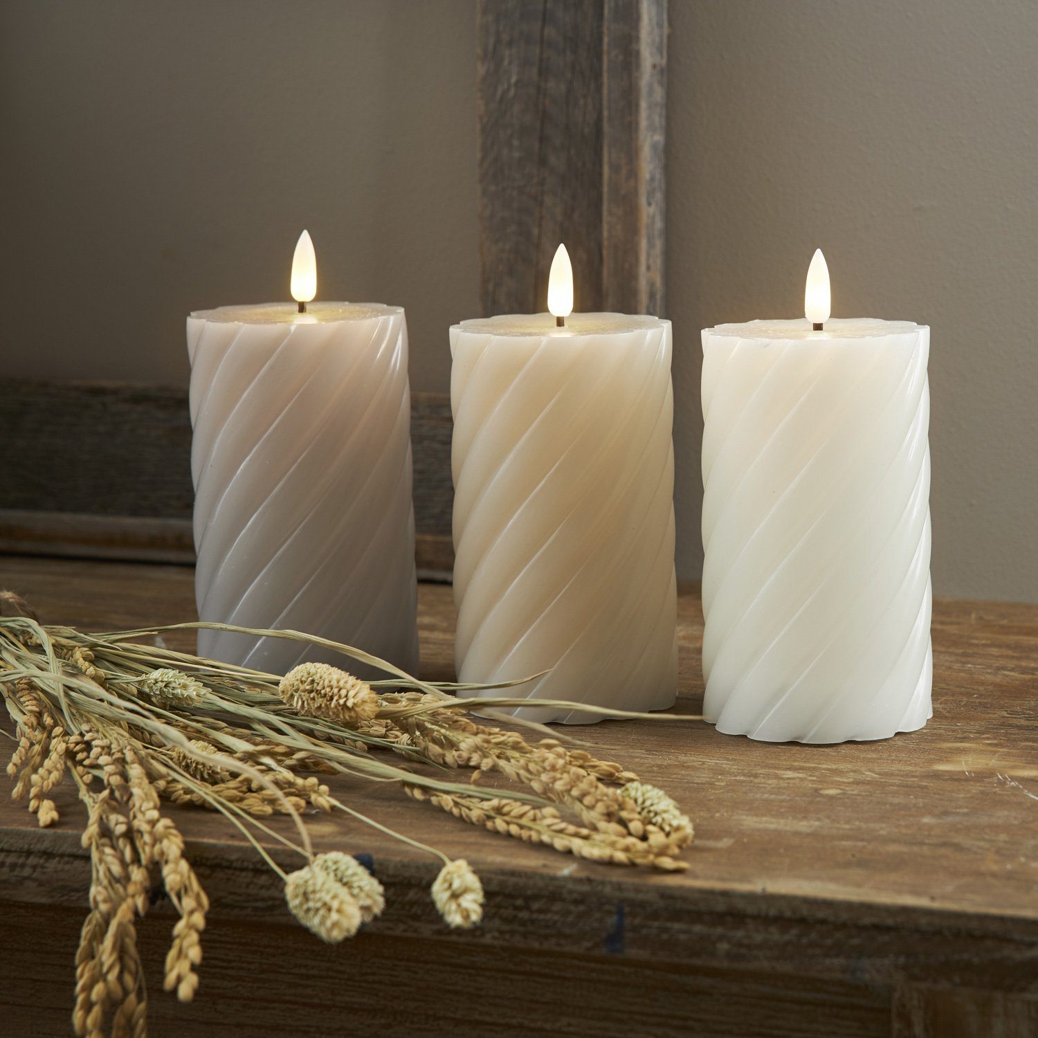 STAR TRADING LED-Kerze Stumpenkerze Swirl Echtwachs gedreht 3D Flamme H: 15cm Timer beige, LED Classic, warmweiß (2100K bis 3000K)