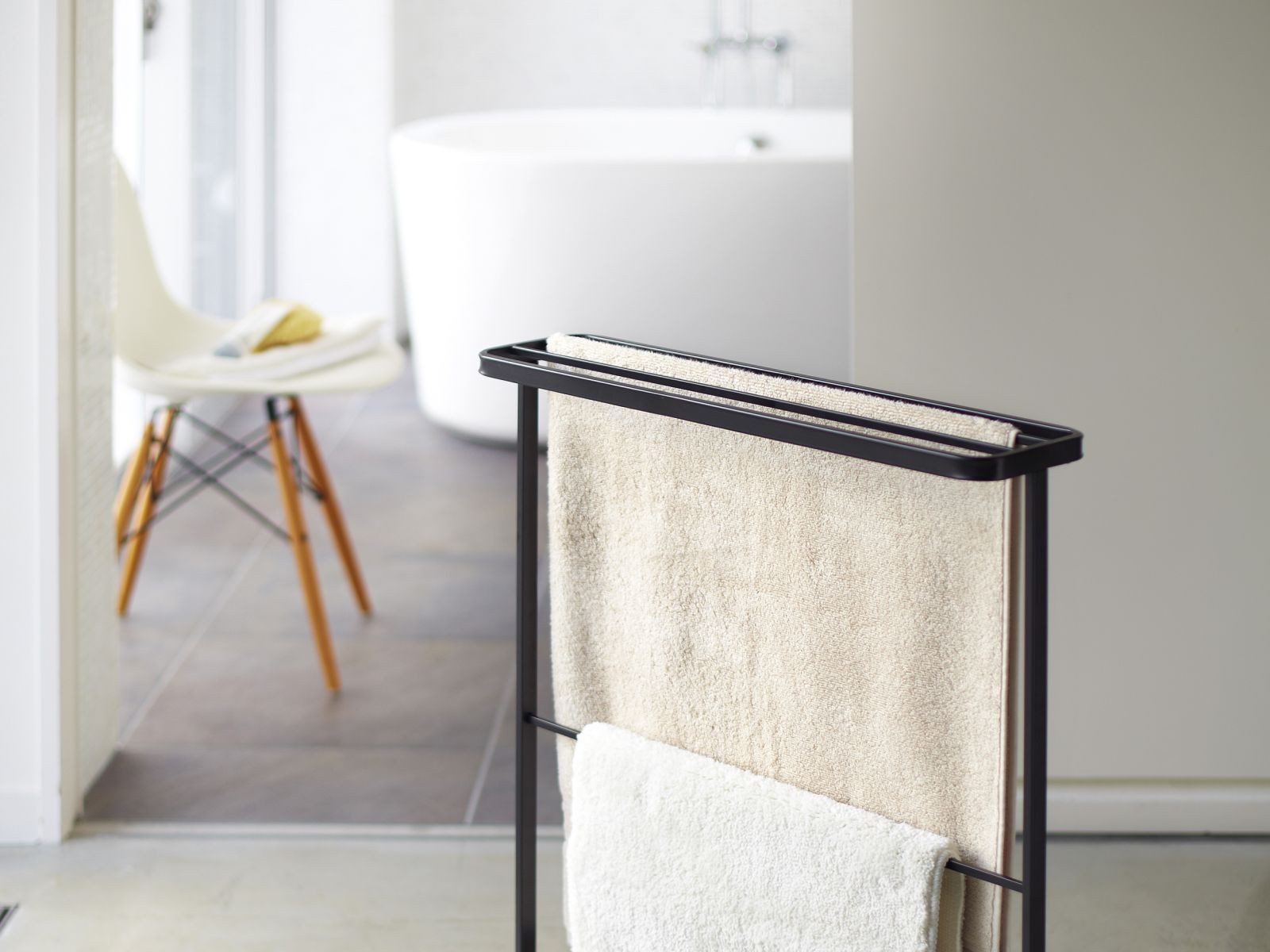 Yamazaki Handtuchständer Tower Handtuchhalter stehend freistehend schmal platzsparend 5 Stangen, Handtuchhalter schwarz Bad, freistehend, für 4 Handtücher und 1 Matte