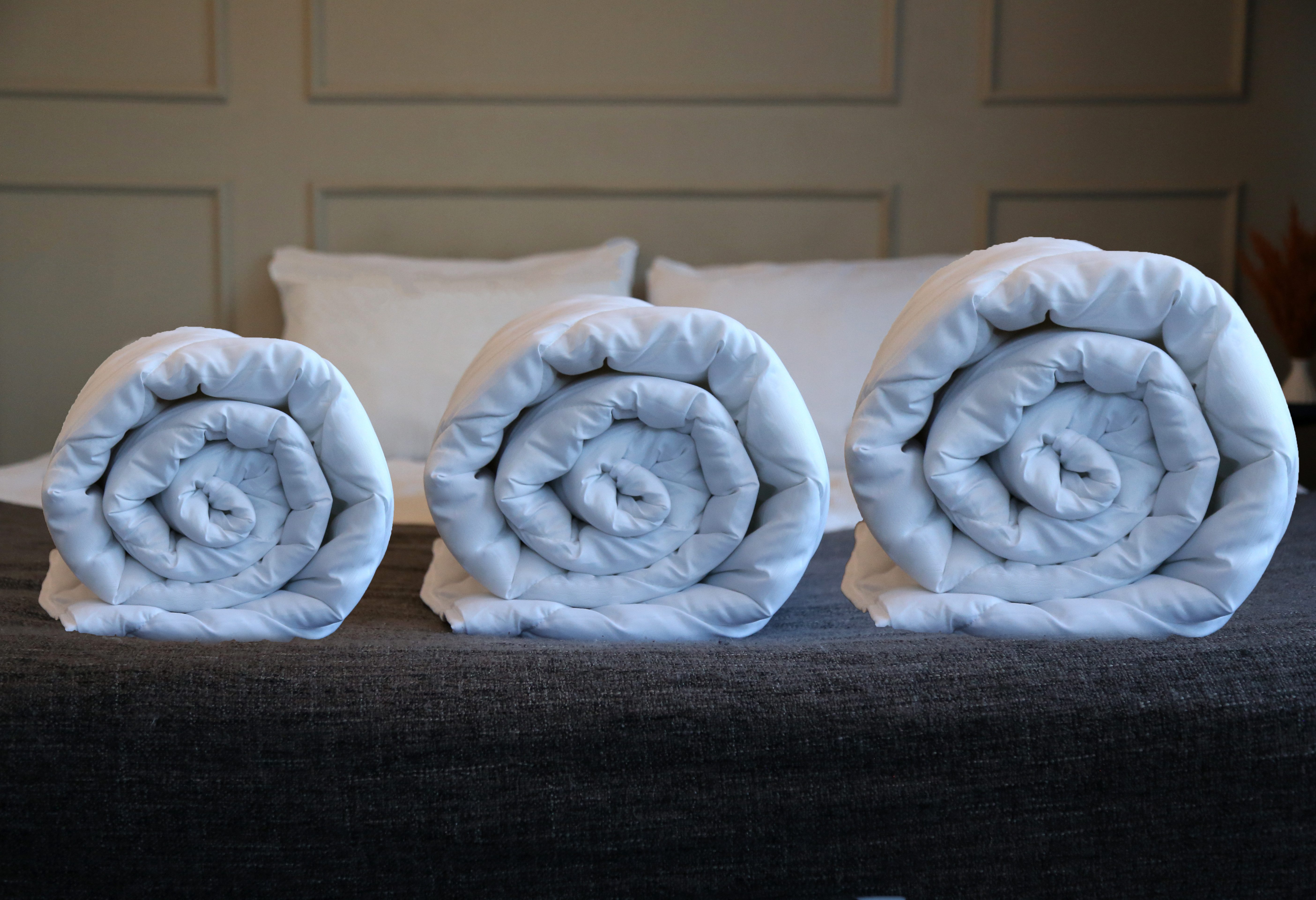 Komfortec Kunstfaserbettdecke,Bettdecken für Sommer und Winter, Ganzjahresdecke, Füllung: Polyester, Bezug: Mikrofaser, 135x200 cm, 155x220 cm und weiteren Größen, allergiker geeignet