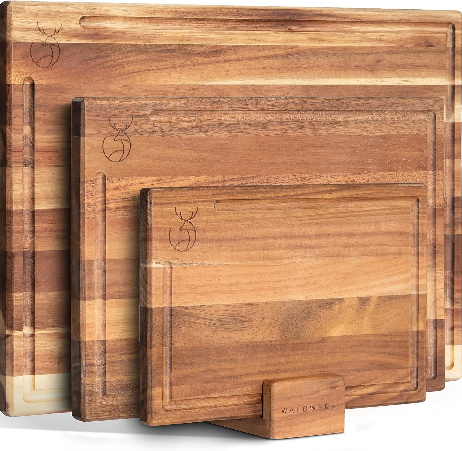 Waldwerk Schneidebrett 3er Set (40x30 / 33x24 / 26x18cm) aus massiver Akazie -, (Schneidebretter mit Brettständer, 3-St), 2cm dicke Holzbretter mit Saftrille - Design Schneidebrett Set