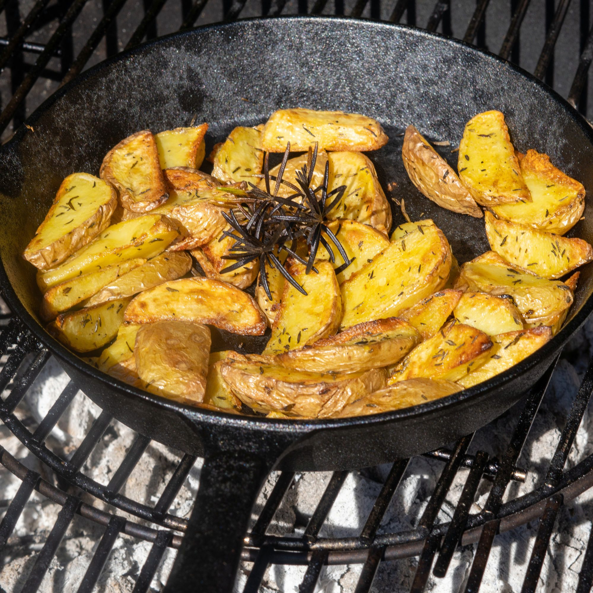 BBQ-Toro Grillpfanne Gusseisenpfanne, preseasoned, Gusseisen-Pfanne mit zwei Ausgießern, Gusseisen (Gusseisen-Pfanne), Gusseisenpfanne